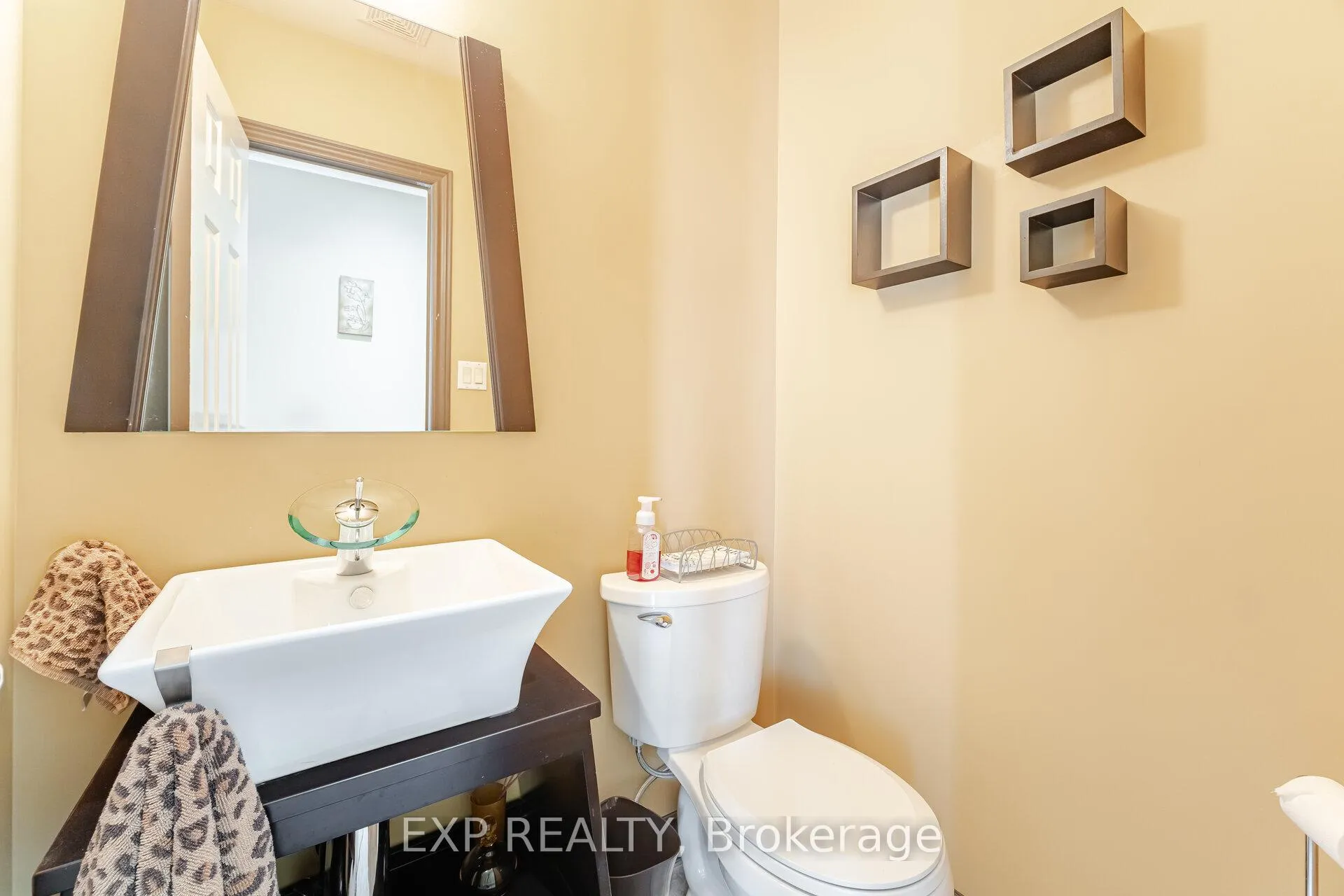Photo 18 of 211 Fletcher Drive, Vaughan, Maple — HOMEH