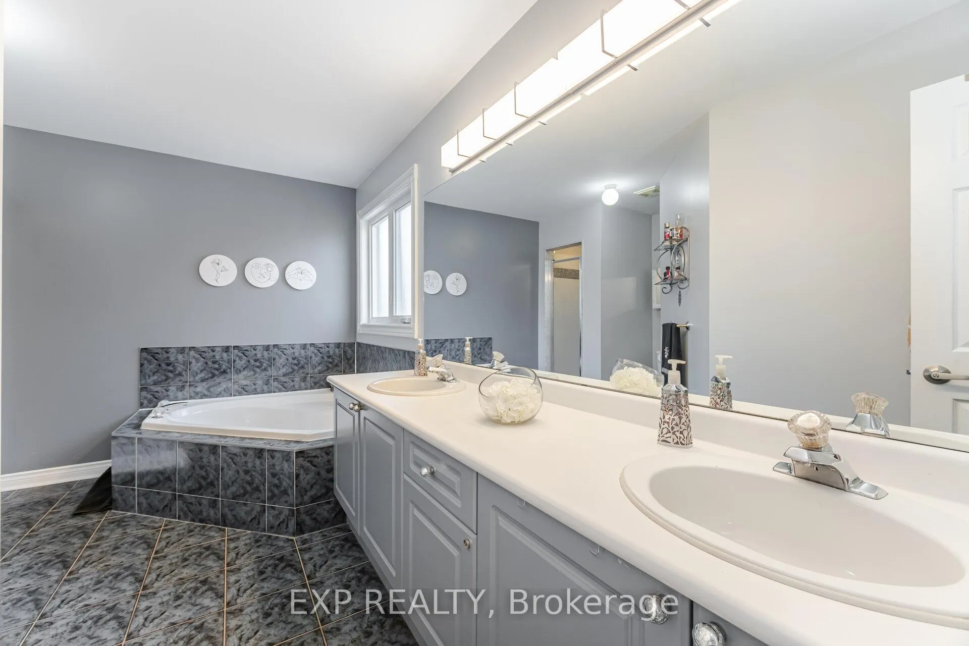 Photo 23 of 211 Fletcher Drive, Vaughan, Maple — HOMEH
