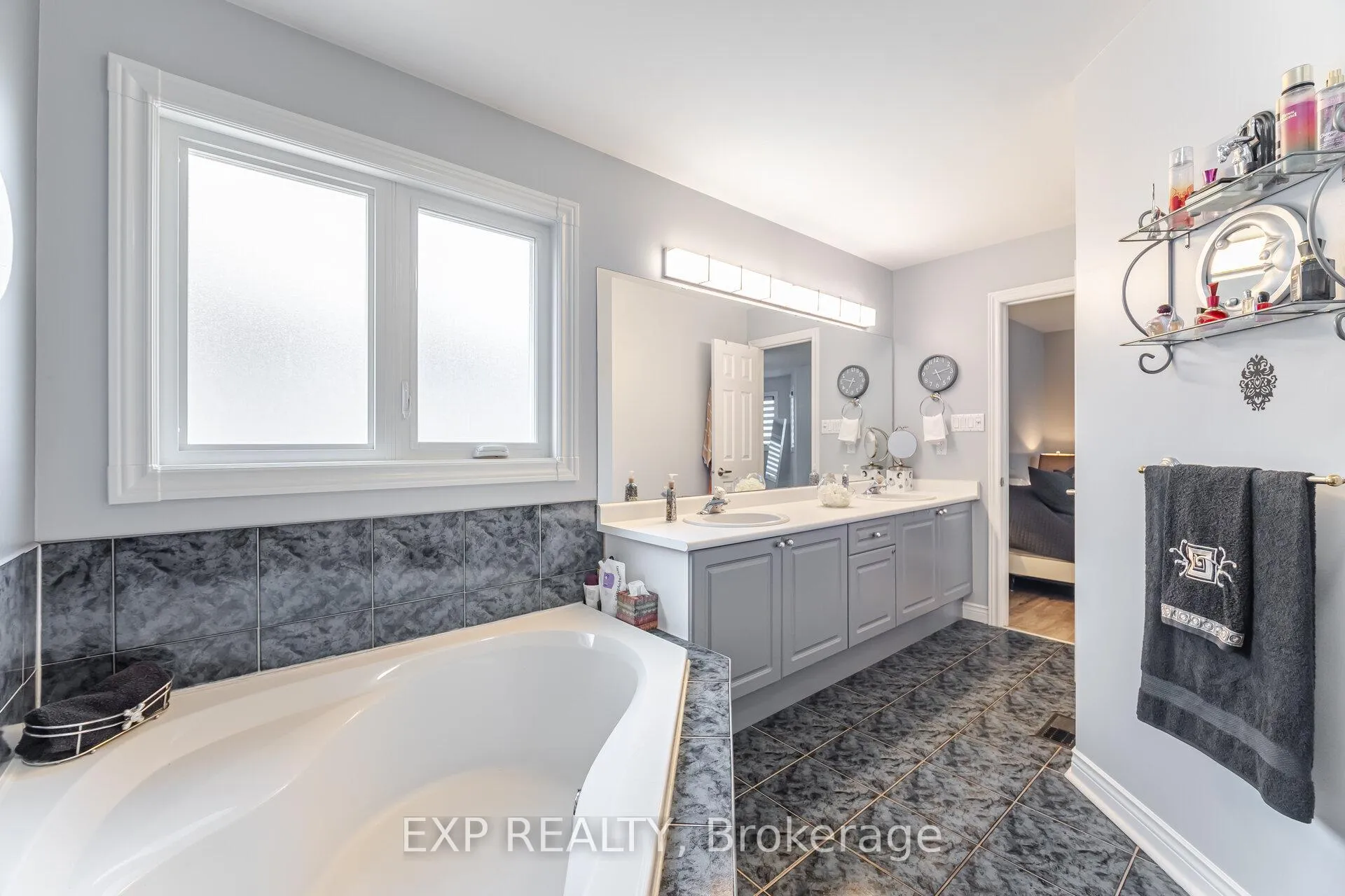 Photo 25 of 211 Fletcher Drive, Vaughan, Maple — HOMEH