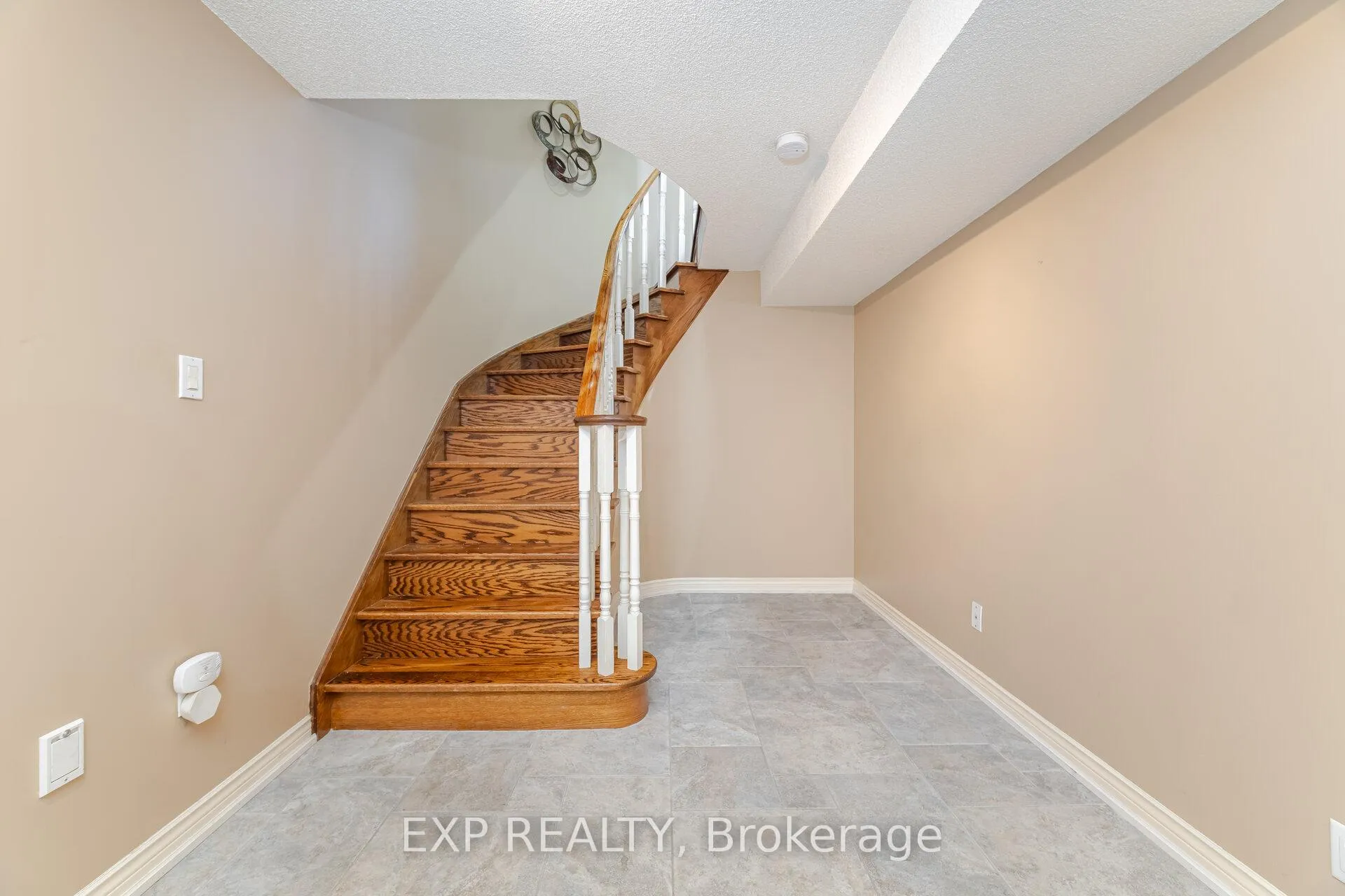 Photo 34 of 211 Fletcher Drive, Vaughan, Maple — HOMEH