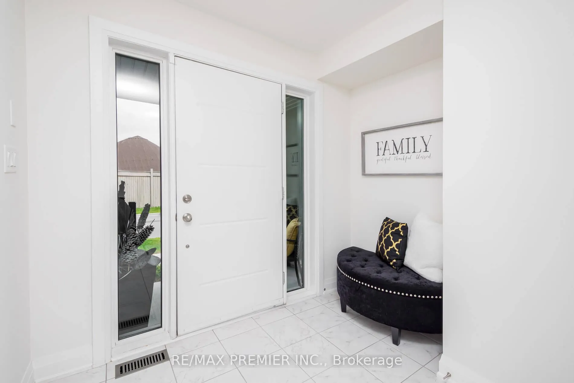 Photo 3 of 89 Gridiron Gate, Vaughan, Vellore Village — HOMEH