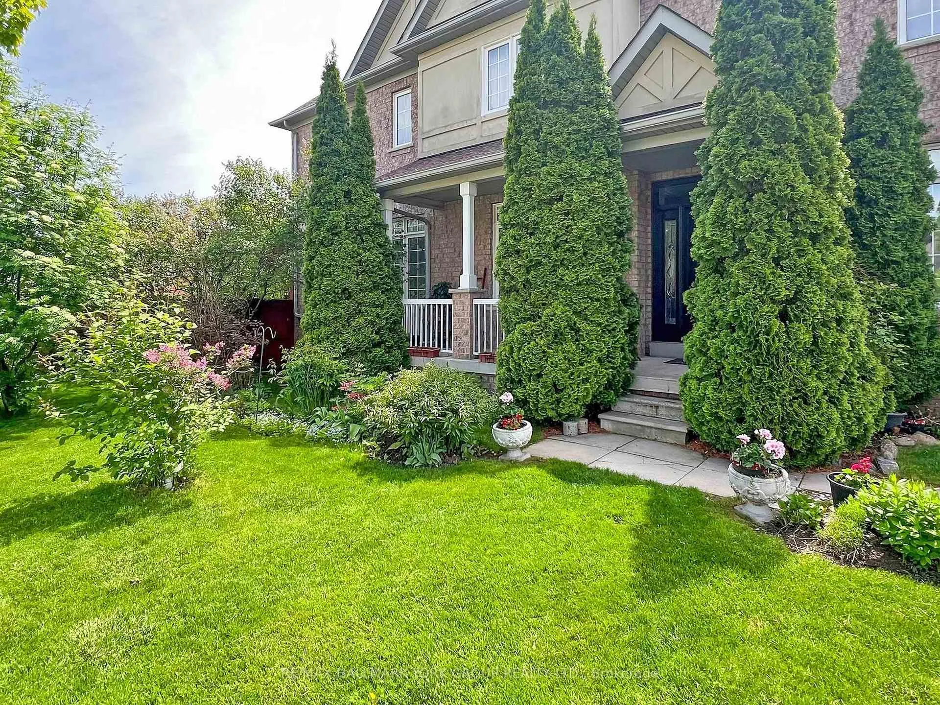 Photo 3 of 1 Lander Crescent, Vaughan, Patterson — HOMEH