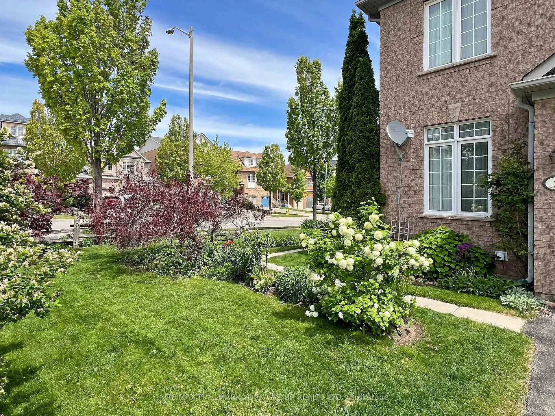 Photo 8 of 1 Lander Crescent, Vaughan, Patterson — HOMEH