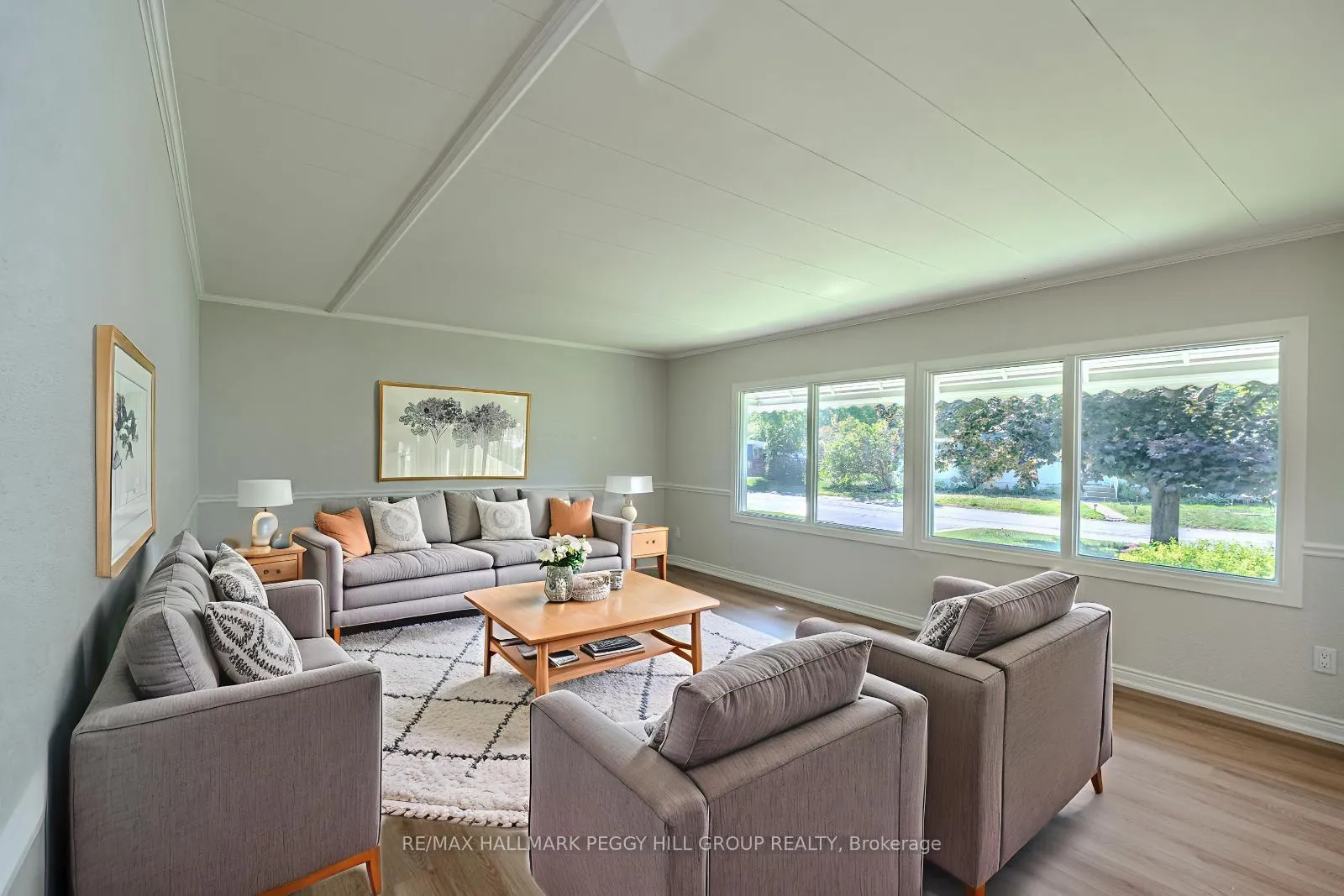 Photo 2 of 12 Flora Court, Innisfil, Rural Innisfil — HOMEH