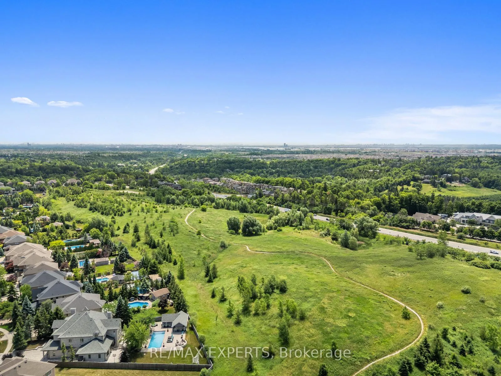 Photo 3 of 21 Rainbow's End, Vaughan, Kleinburg — HOMEH