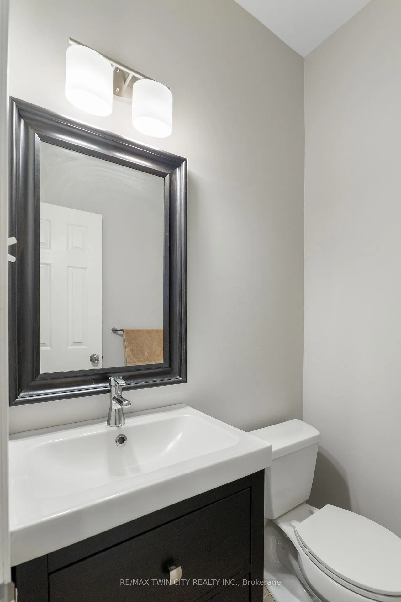 Photo 8 of 224 Ridgemere Court, Kitchener — HOMEH
