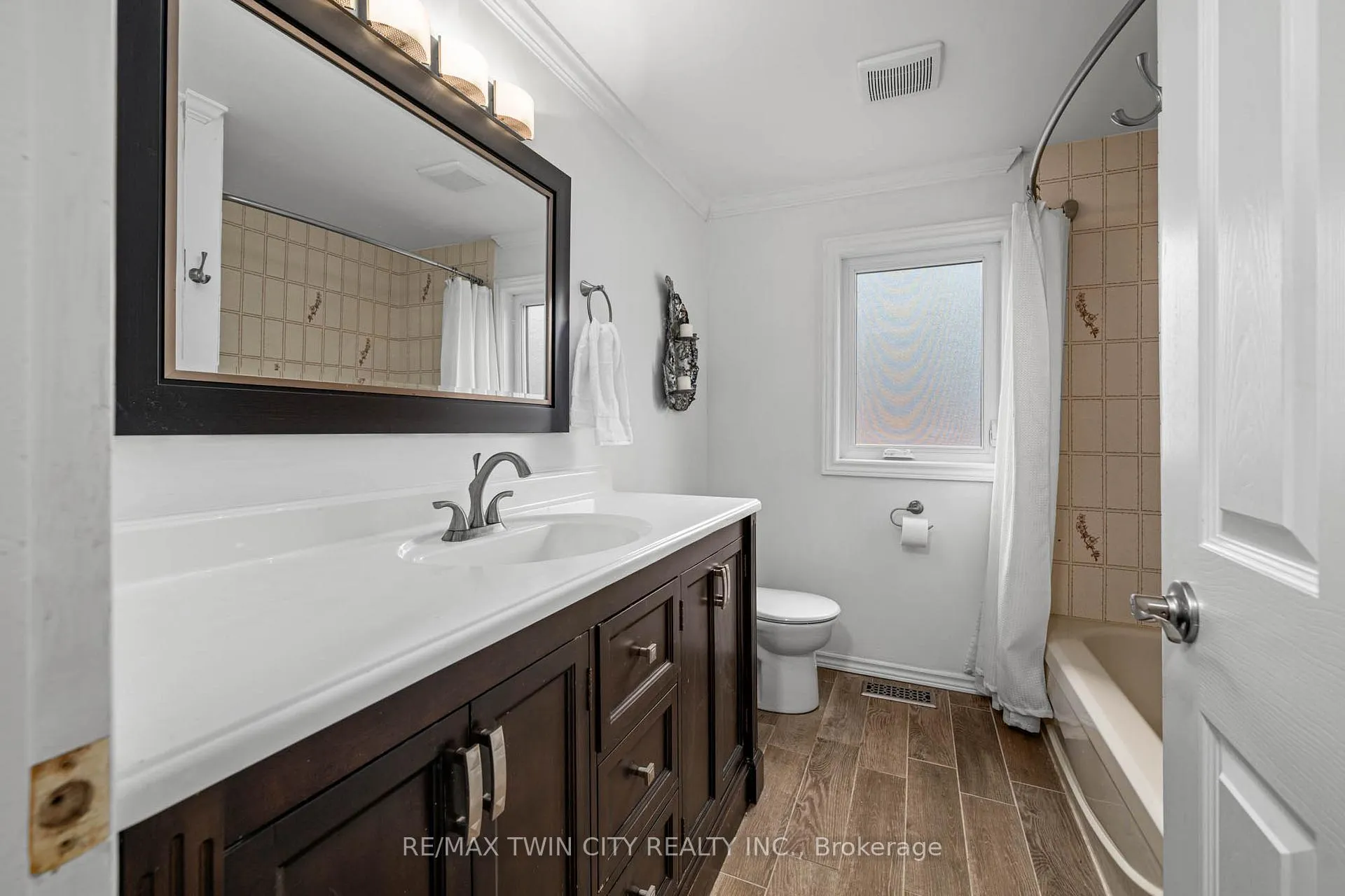 Photo 27 of 455 Winchester Drive, Waterloo — HOMEH