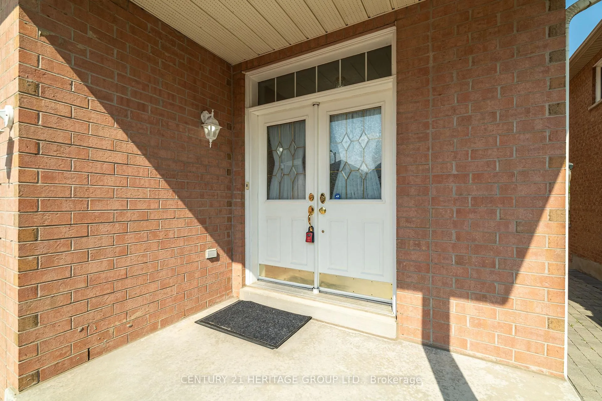 Photo 3 of 211 Kayla Crescent, Vaughan, Maple — HOMEH