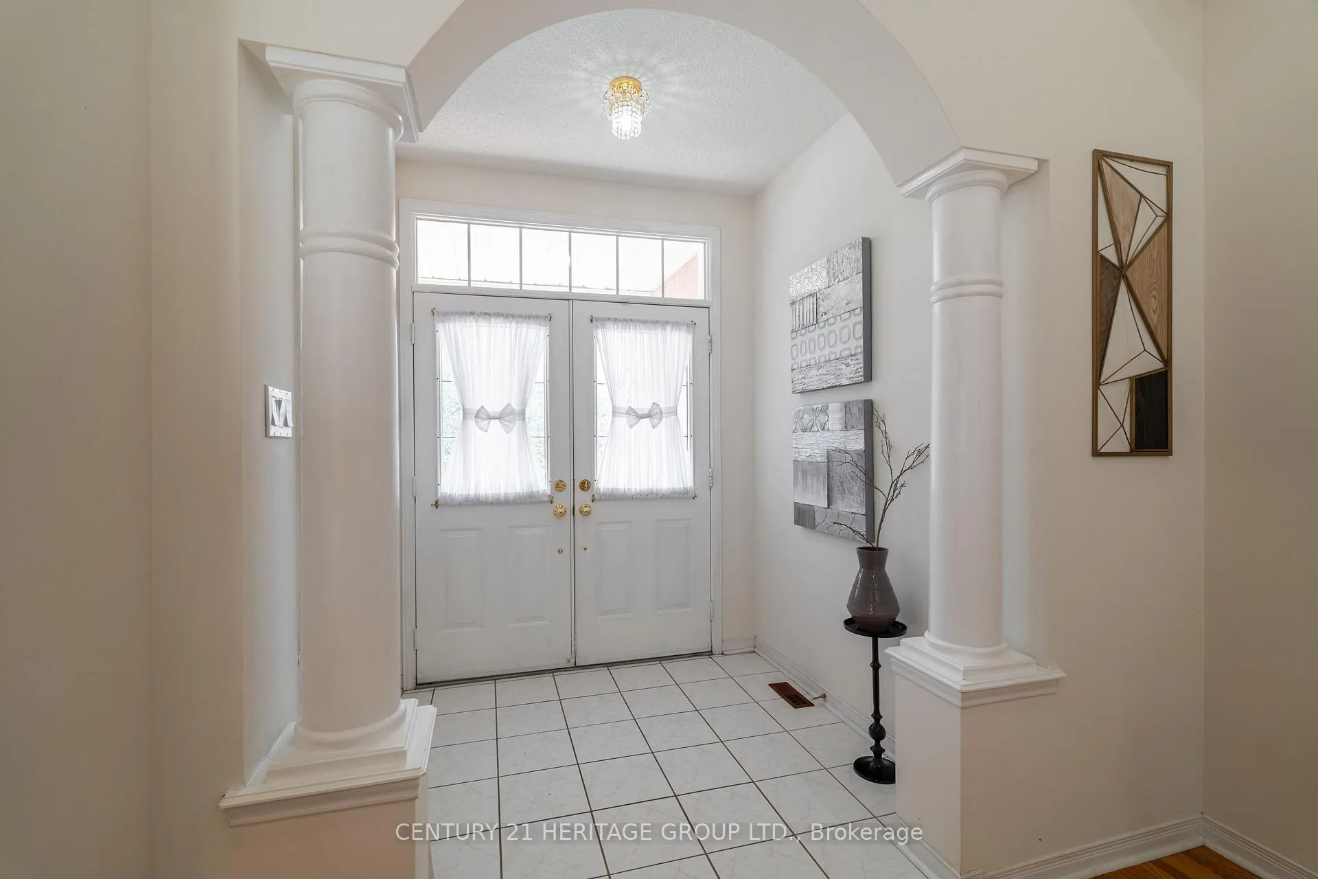 Photo 4 of 211 Kayla Crescent, Vaughan, Maple — HOMEH