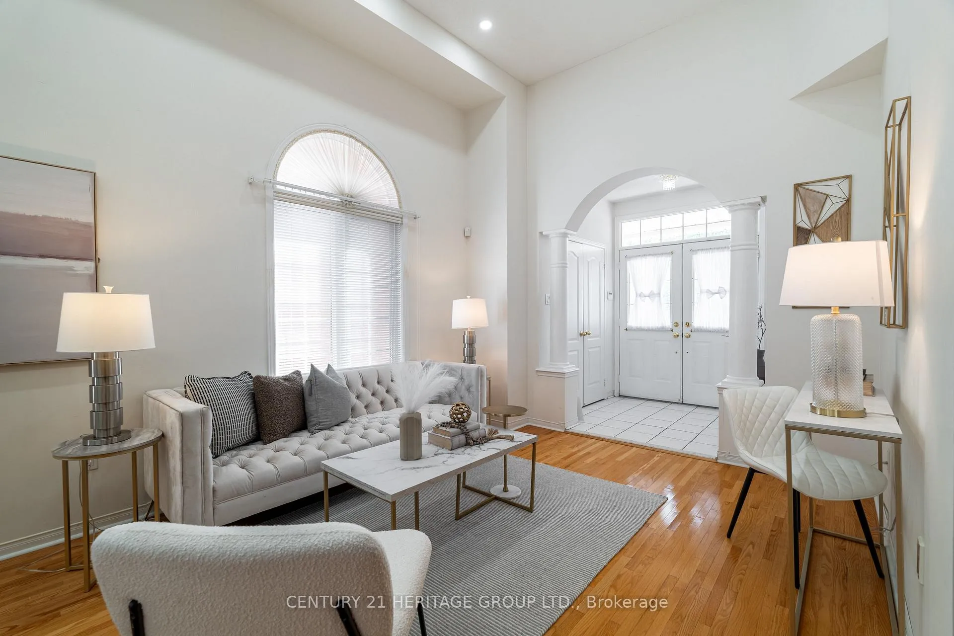 Photo 5 of 211 Kayla Crescent, Vaughan, Maple — HOMEH