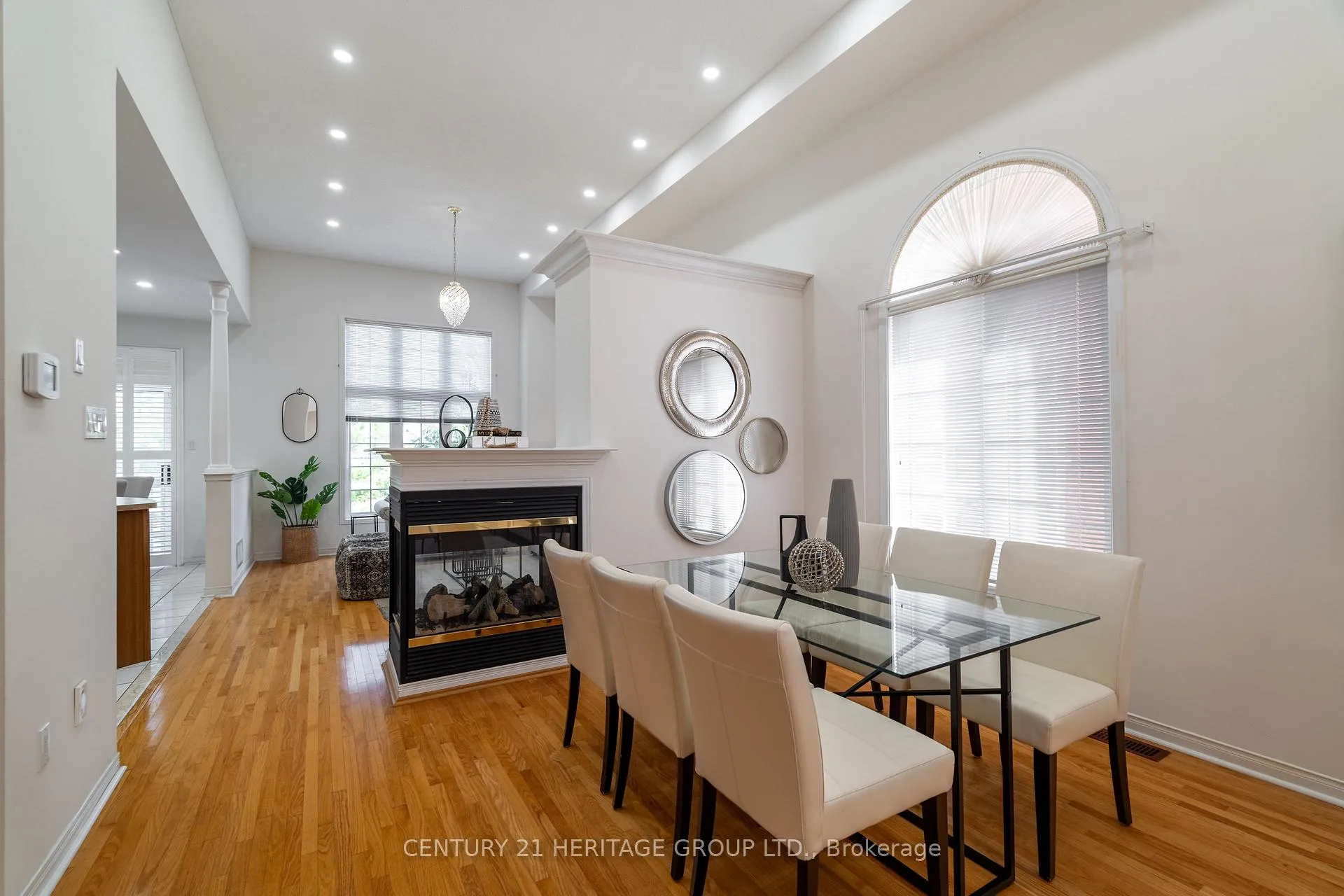 Photo 6 of 211 Kayla Crescent, Vaughan, Maple — HOMEH