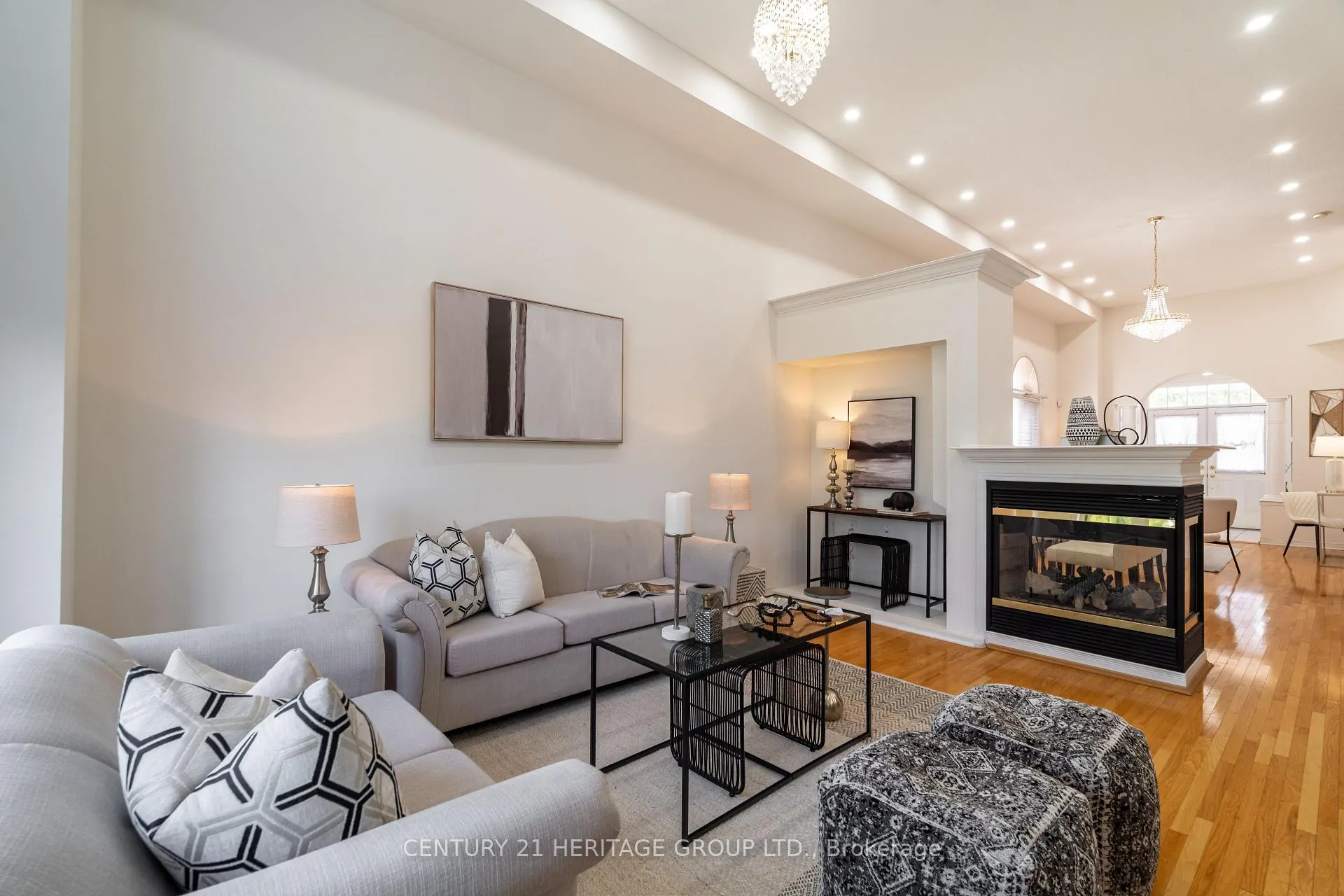 Photo 9 of 211 Kayla Crescent, Vaughan, Maple — HOMEH