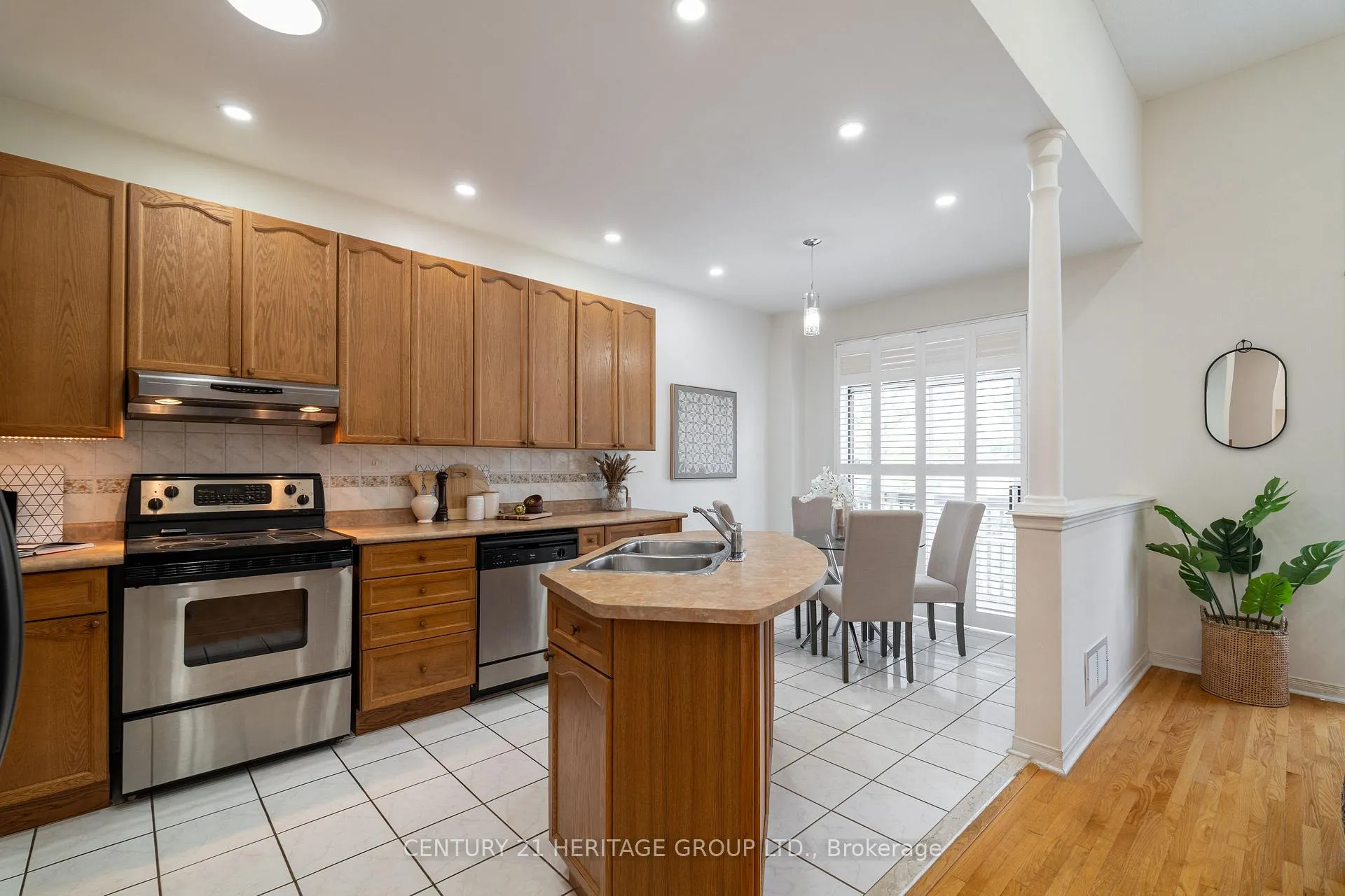 Photo 11 of 211 Kayla Crescent, Vaughan, Maple — HOMEH