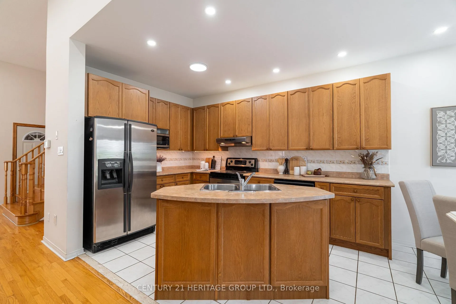 Photo 12 of 211 Kayla Crescent, Vaughan, Maple — HOMEH