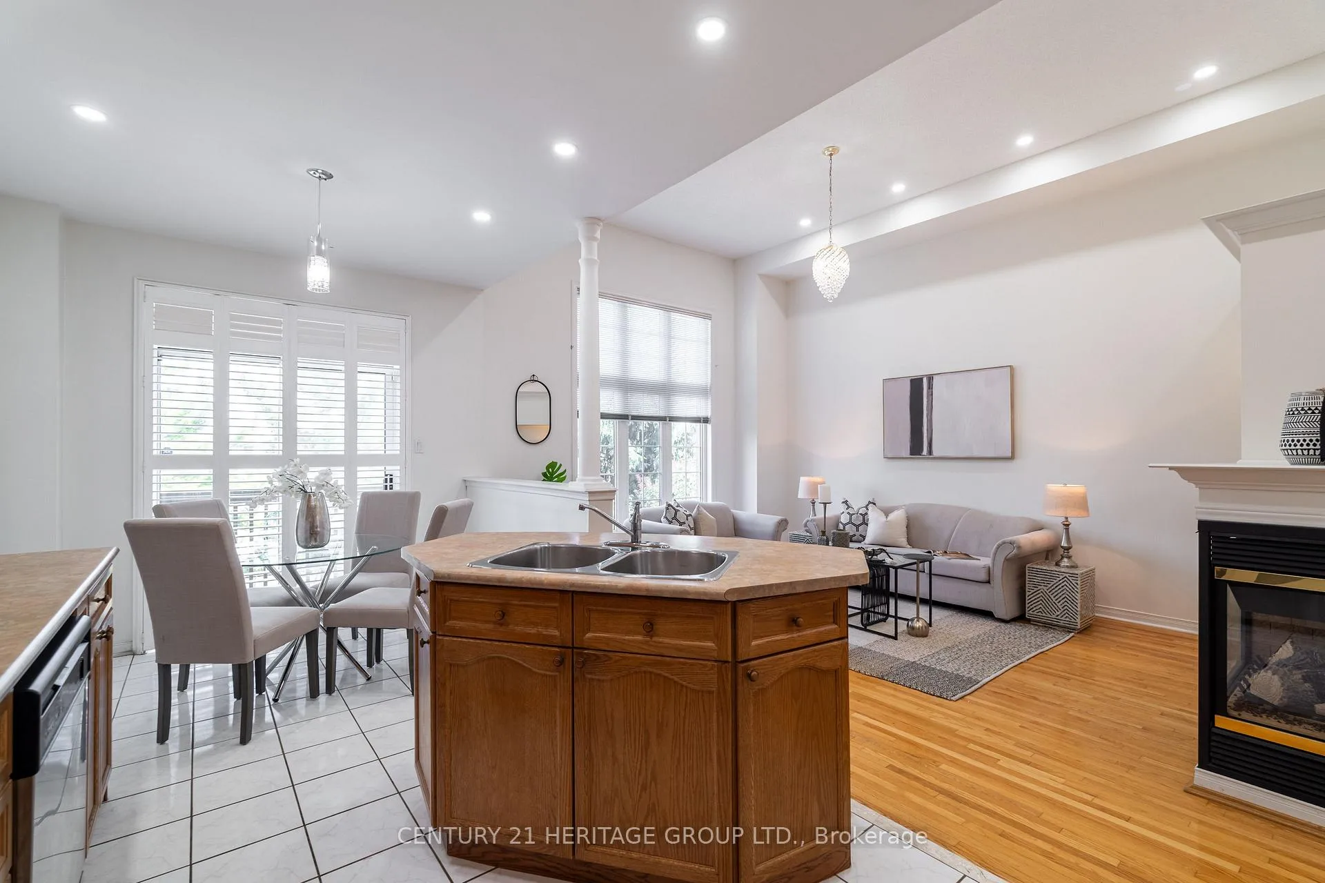 Photo 13 of 211 Kayla Crescent, Vaughan, Maple — HOMEH