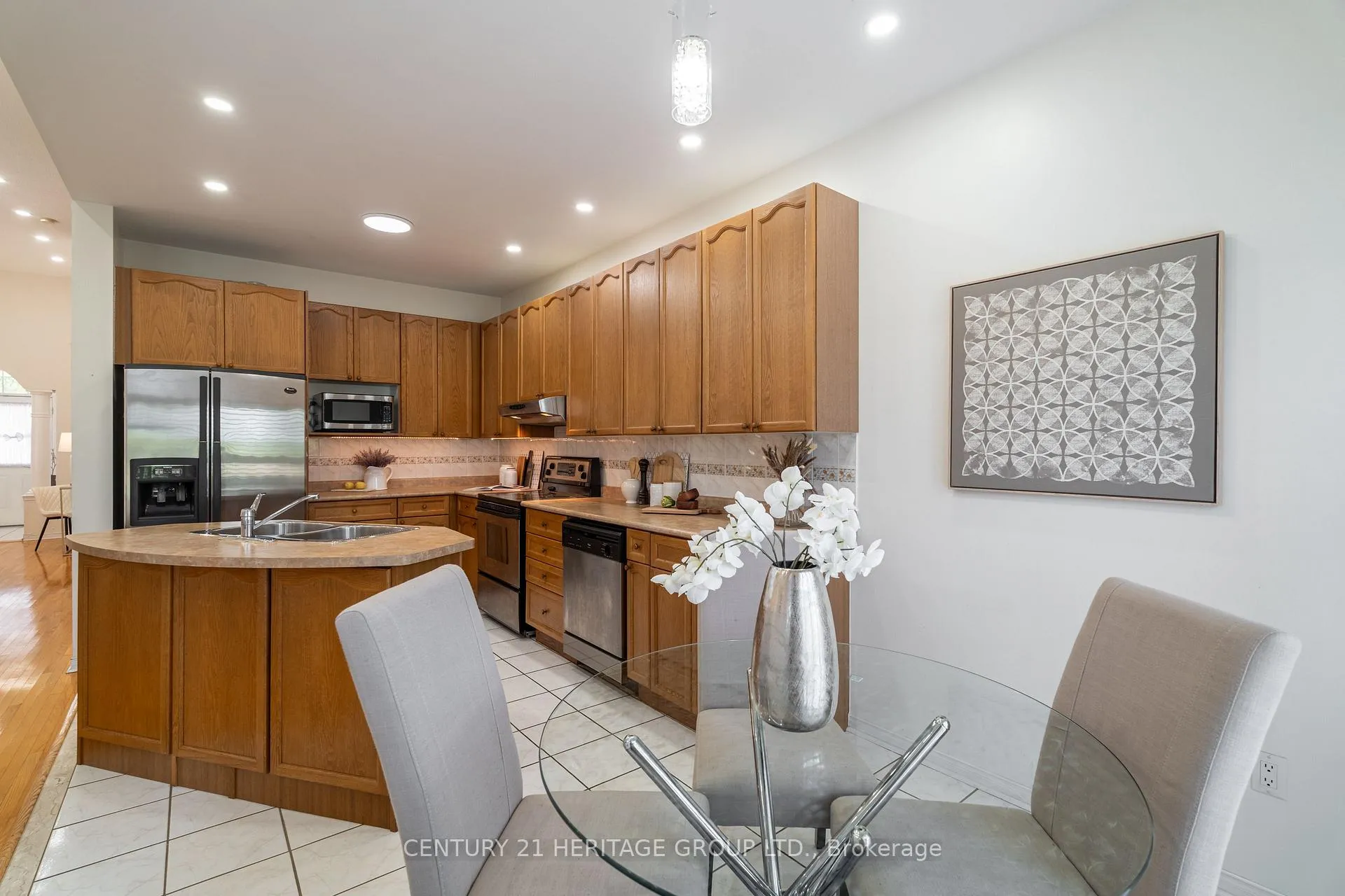 Photo 14 of 211 Kayla Crescent, Vaughan, Maple — HOMEH