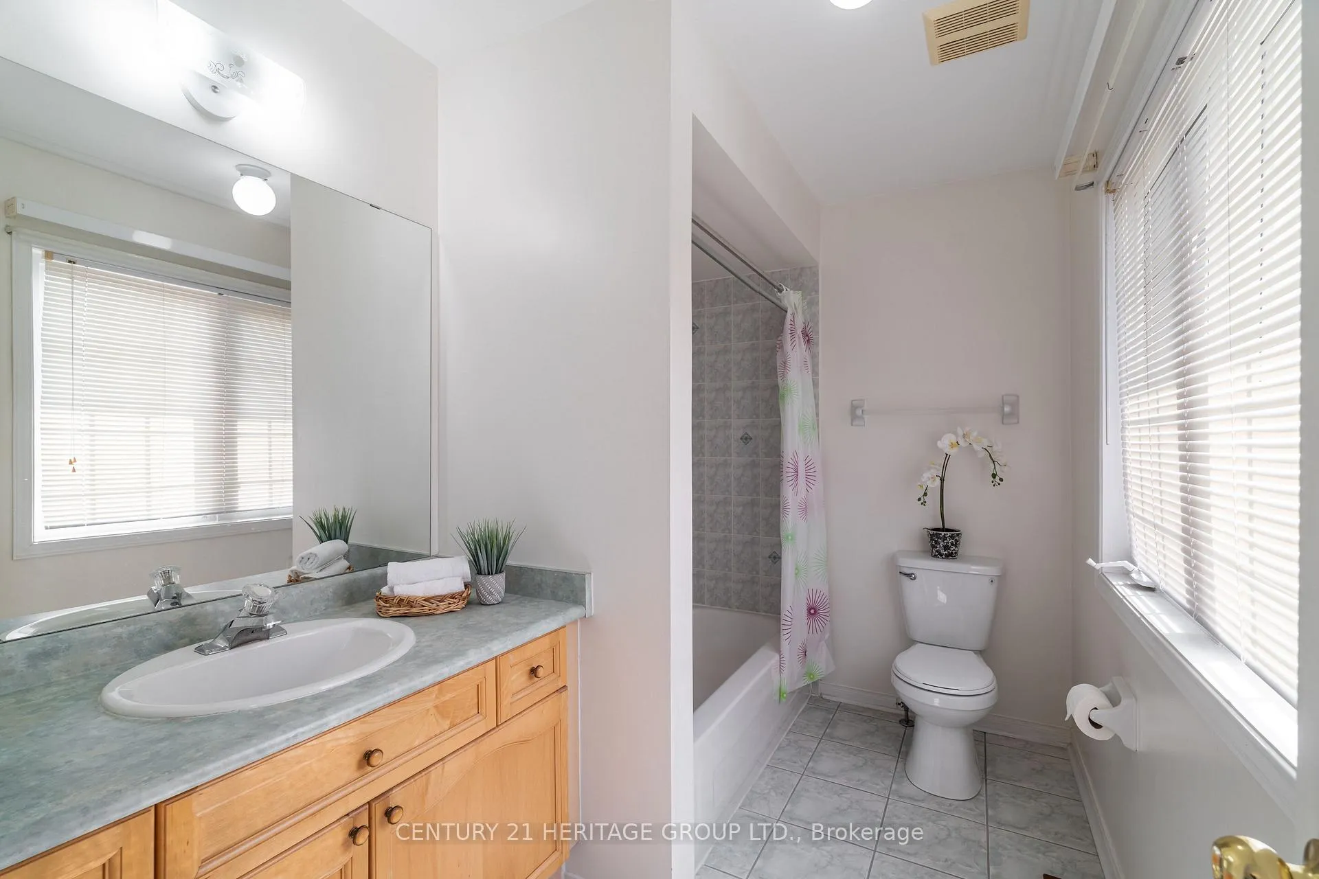 Photo 27 of 211 Kayla Crescent, Vaughan, Maple — HOMEH
