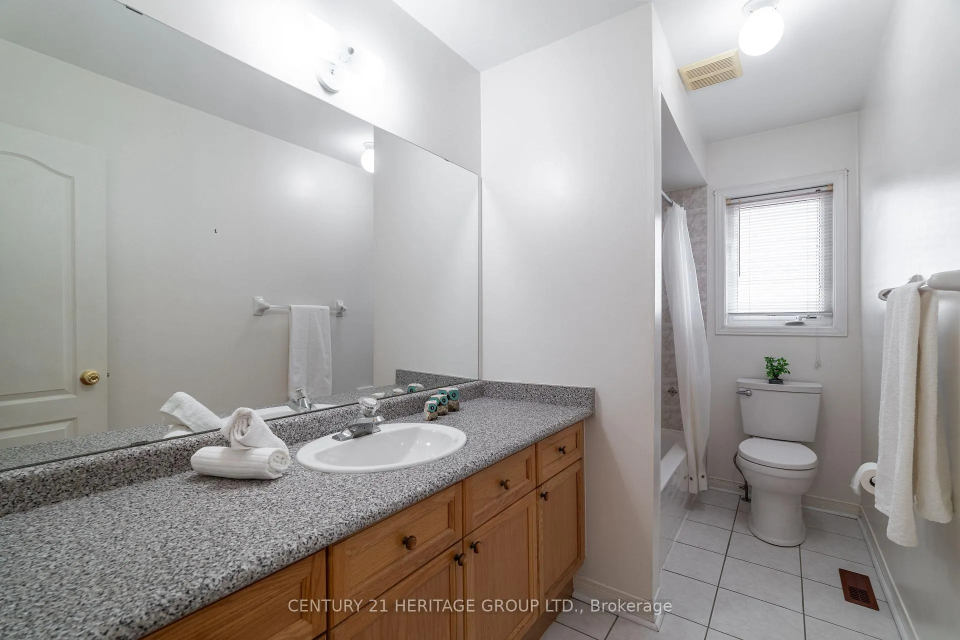 Photo 31 of 211 Kayla Crescent, Vaughan, Maple — HOMEH