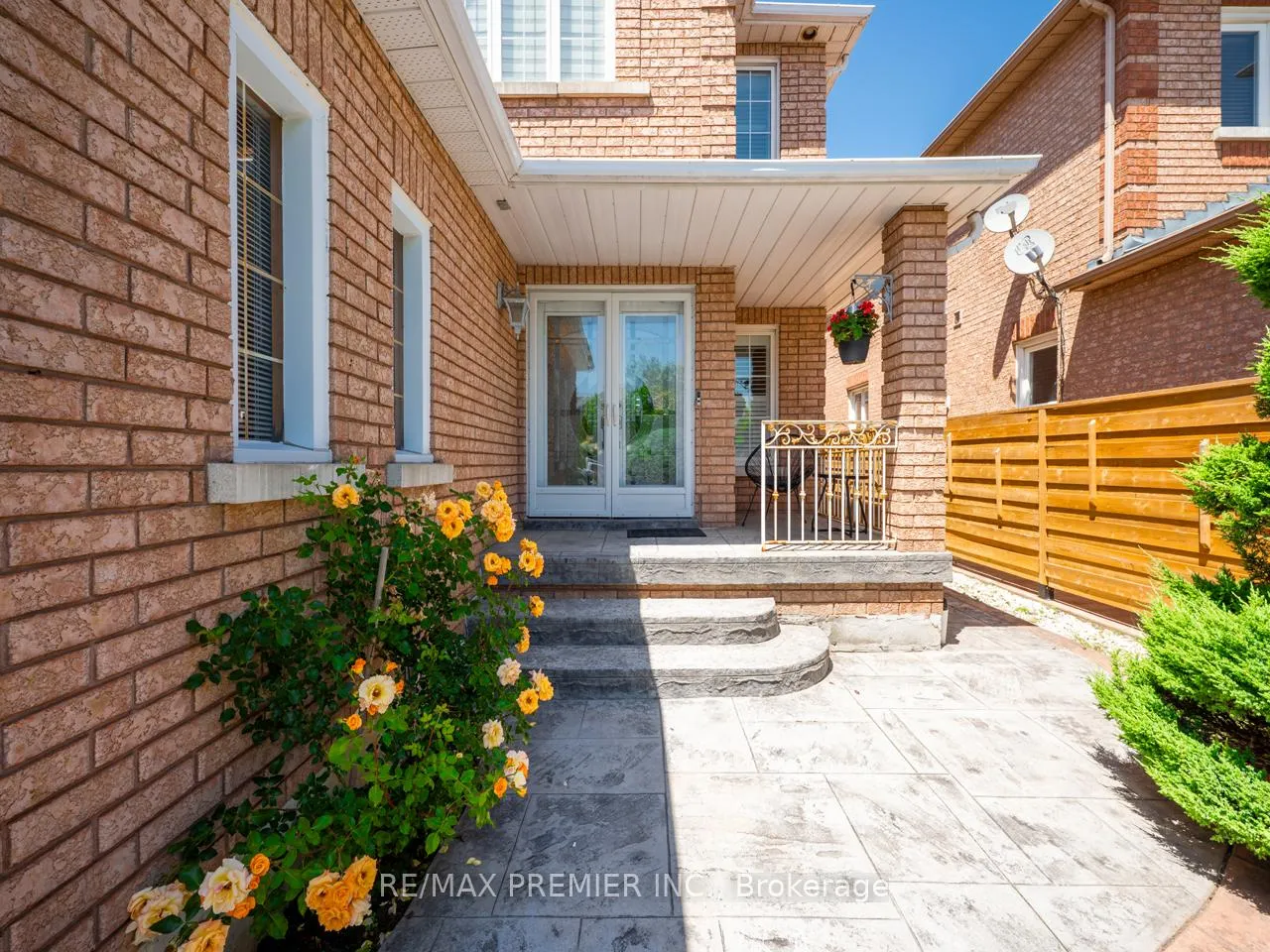 Photo 3 of 284 Avro Road, Vaughan, Maple — HOMEH