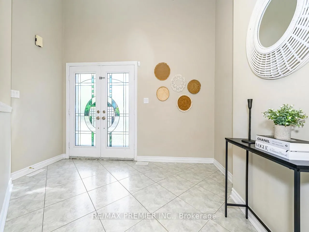 Photo 4 of 284 Avro Road, Vaughan, Maple — HOMEH