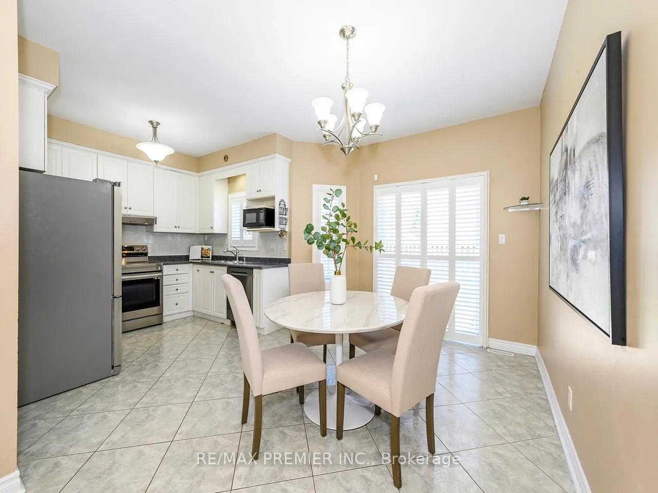 Photo 12 of 284 Avro Road, Vaughan, Maple — HOMEH