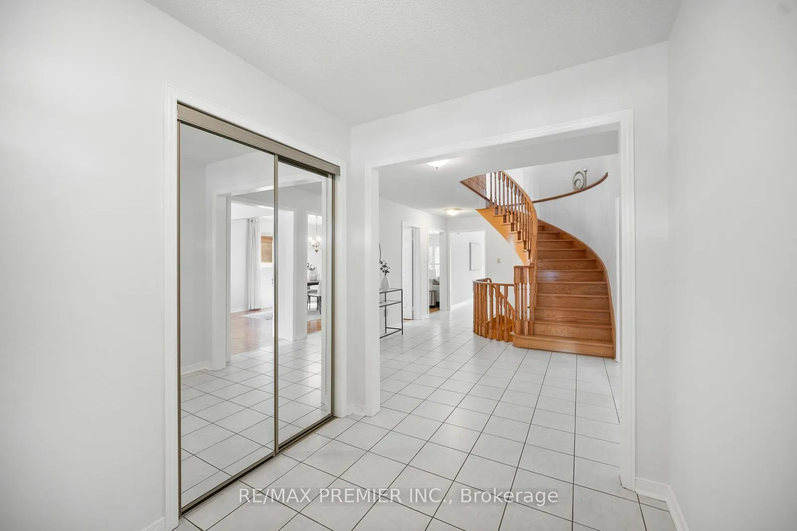 Photo 5 of 258 Mapes Avenue, Vaughan, West Woodbridge — HOMEH