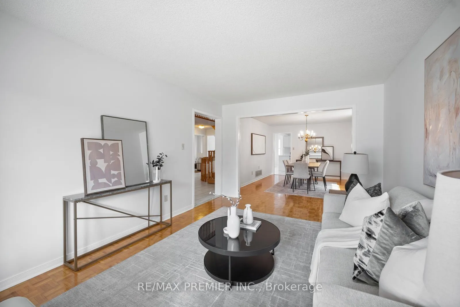 Photo 9 of 258 Mapes Avenue, Vaughan, West Woodbridge — HOMEH