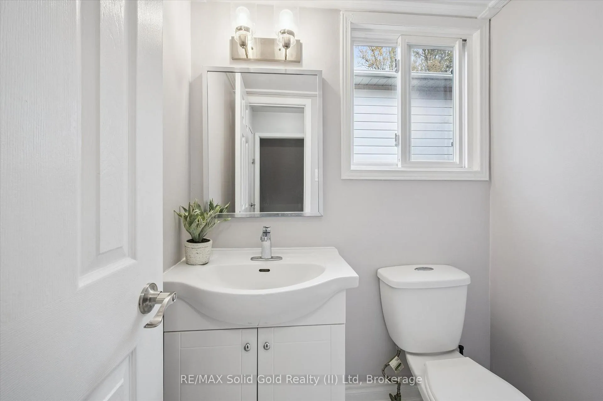 Photo 16 of 204 Country Hill Drive, Kitchener — HOMEH