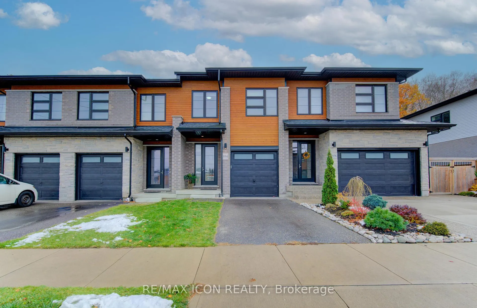 Photo 2 of 894 Robert Ferrie Drive, Kitchener — HOMEH