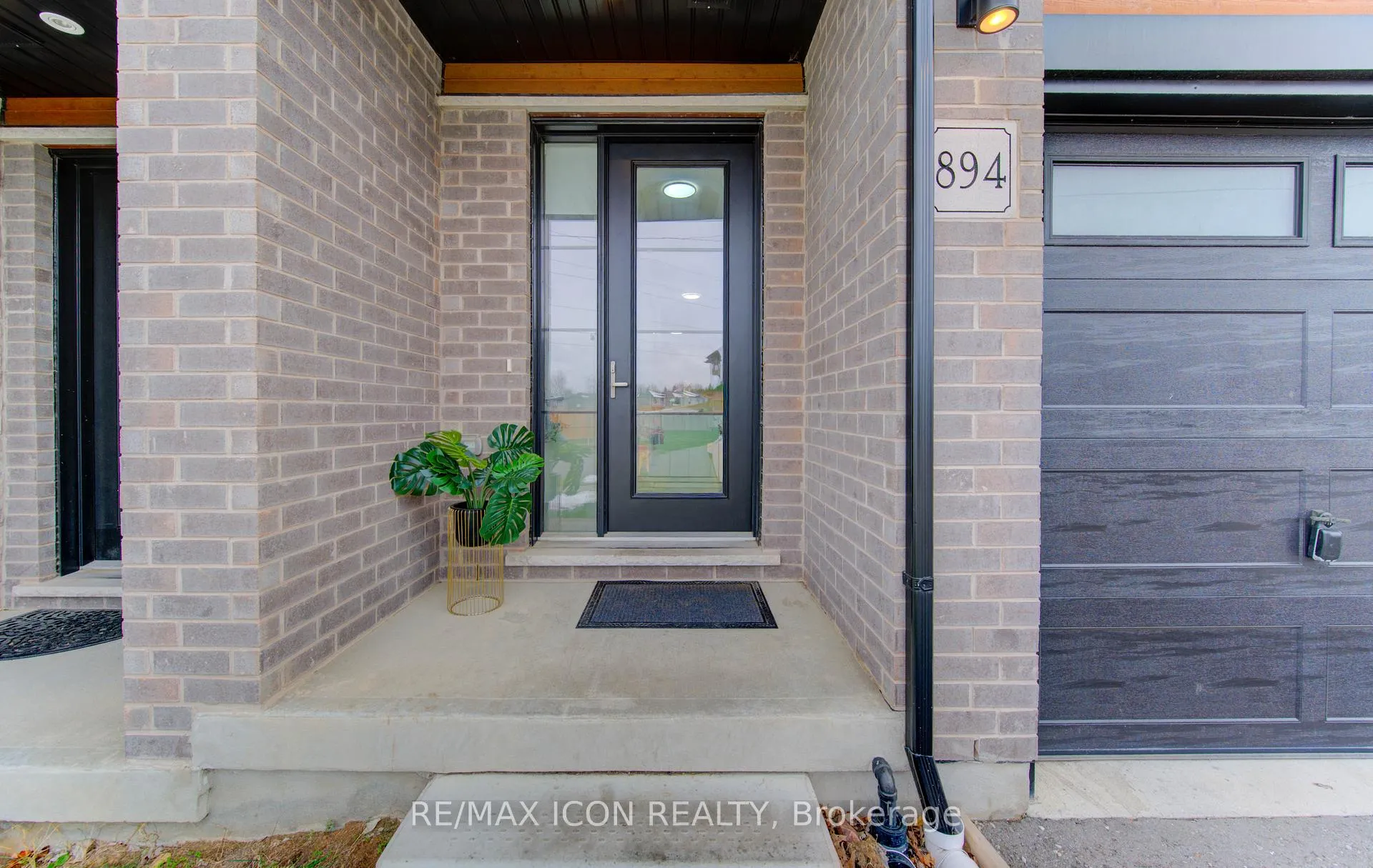 Photo 3 of 894 Robert Ferrie Drive, Kitchener — HOMEH