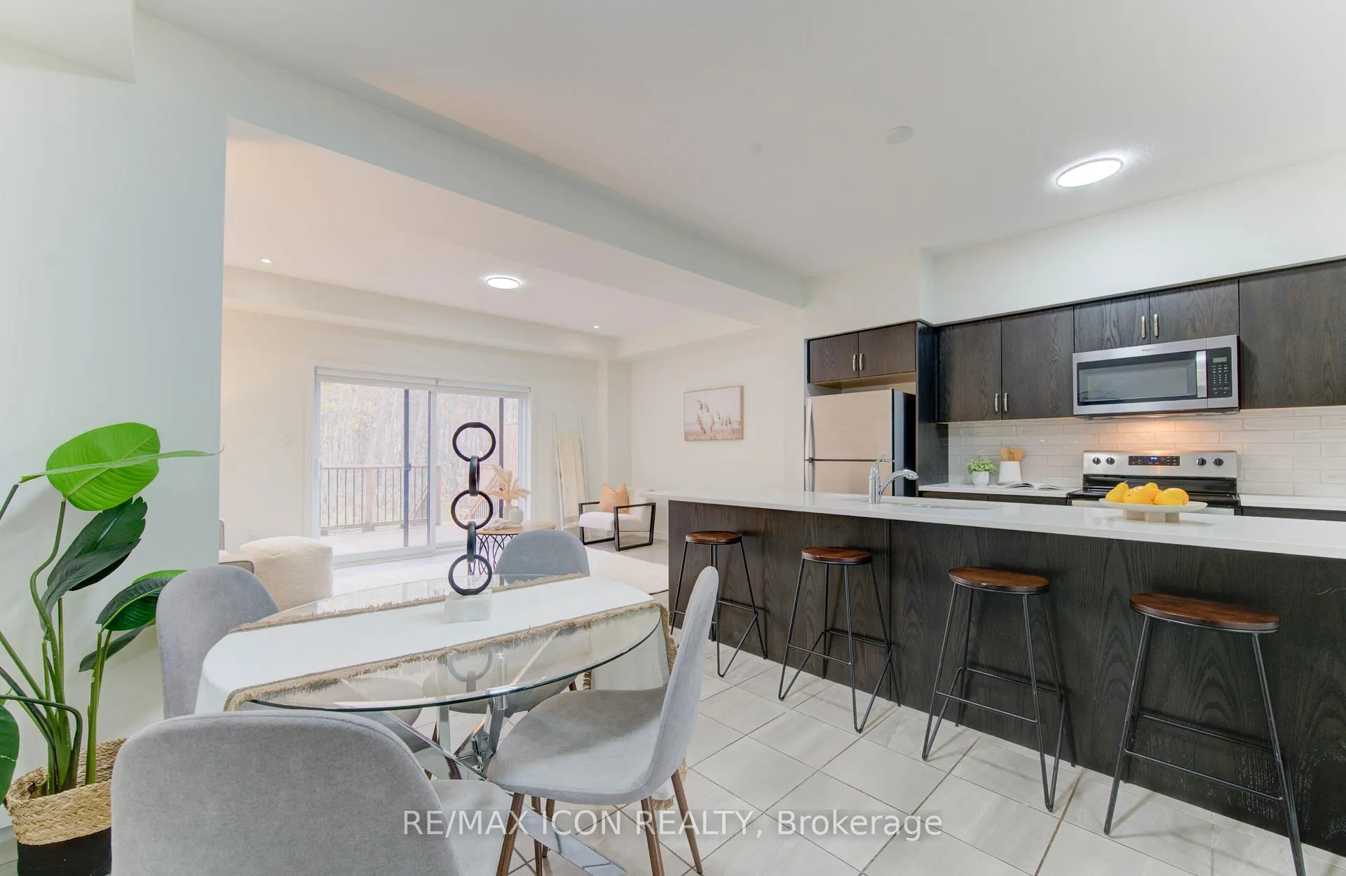 Photo 8 of 894 Robert Ferrie Drive, Kitchener — HOMEH