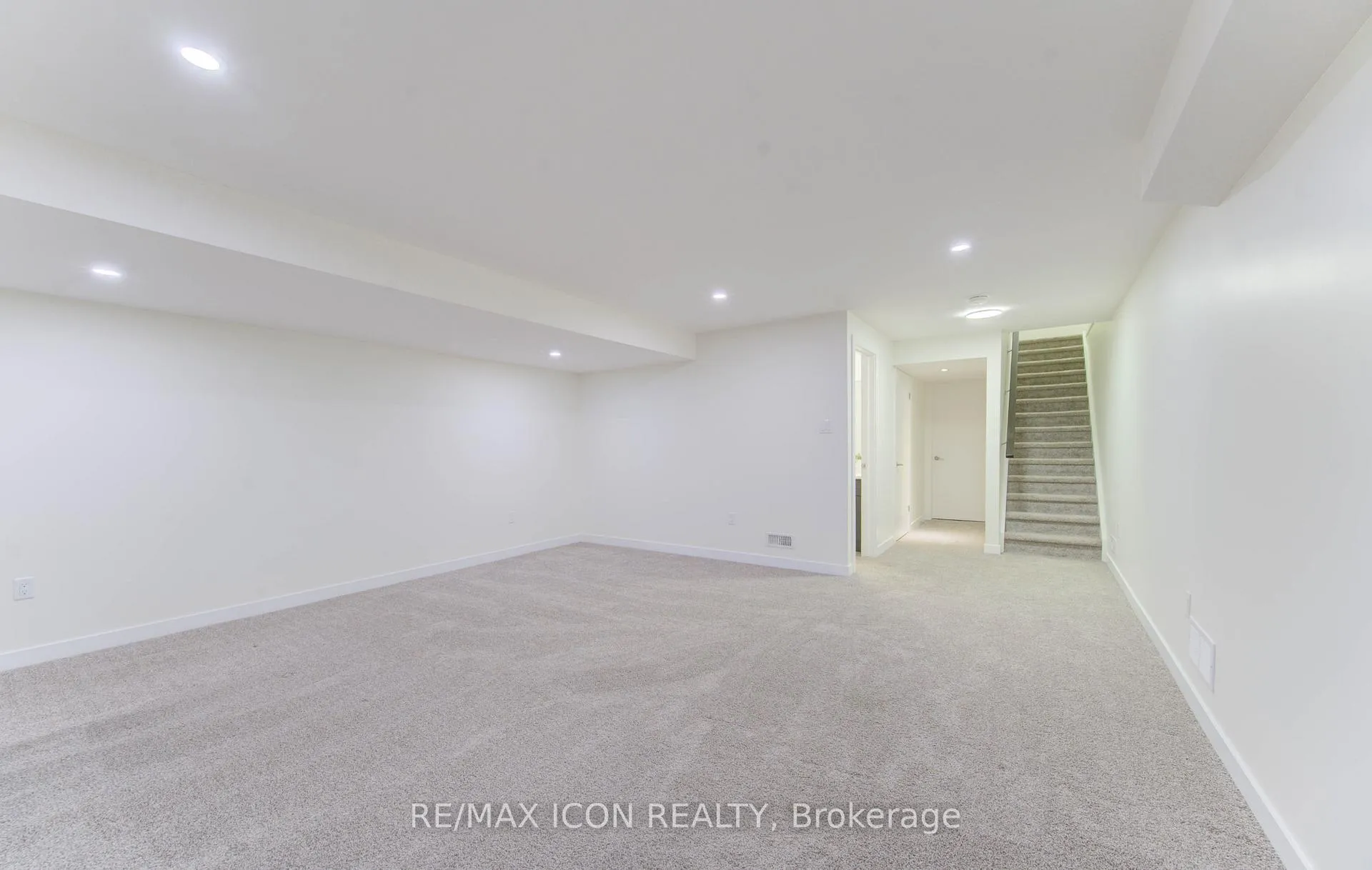Photo 34 of 894 Robert Ferrie Drive, Kitchener — HOMEH