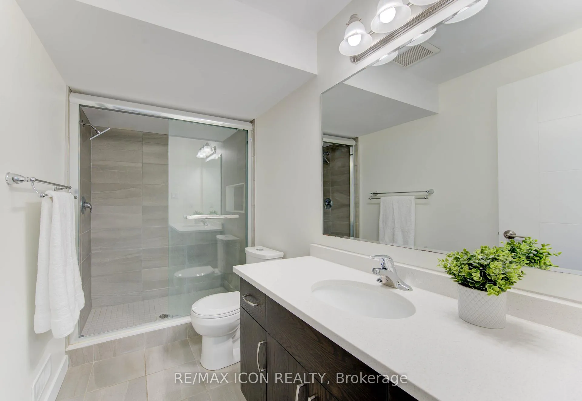 Photo 35 of 894 Robert Ferrie Drive, Kitchener — HOMEH