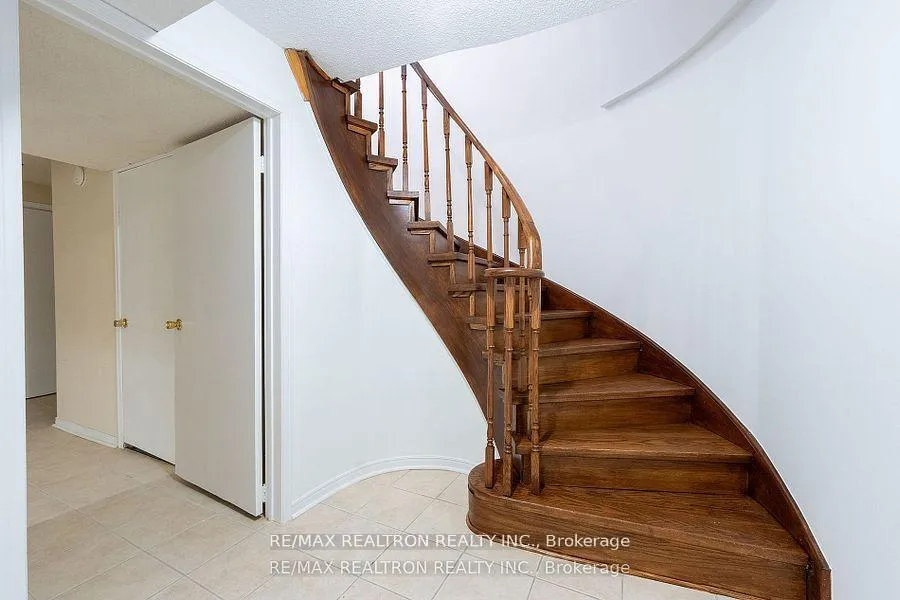Photo 24 of 550 York Hill Boulevard, Vaughan, Crestwood-Springfarm-Yorkhill — HOMEH