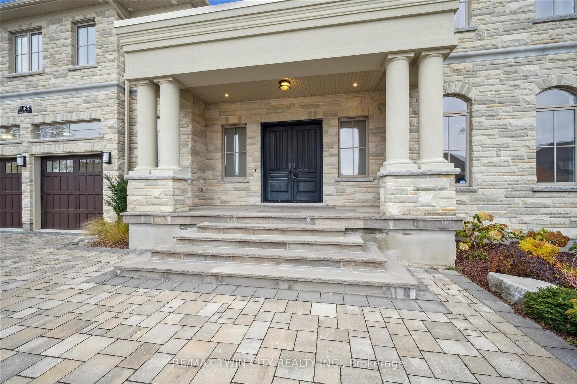 Photo 2 of 565 Manor Ridge Crescent, Waterloo — HOMEH