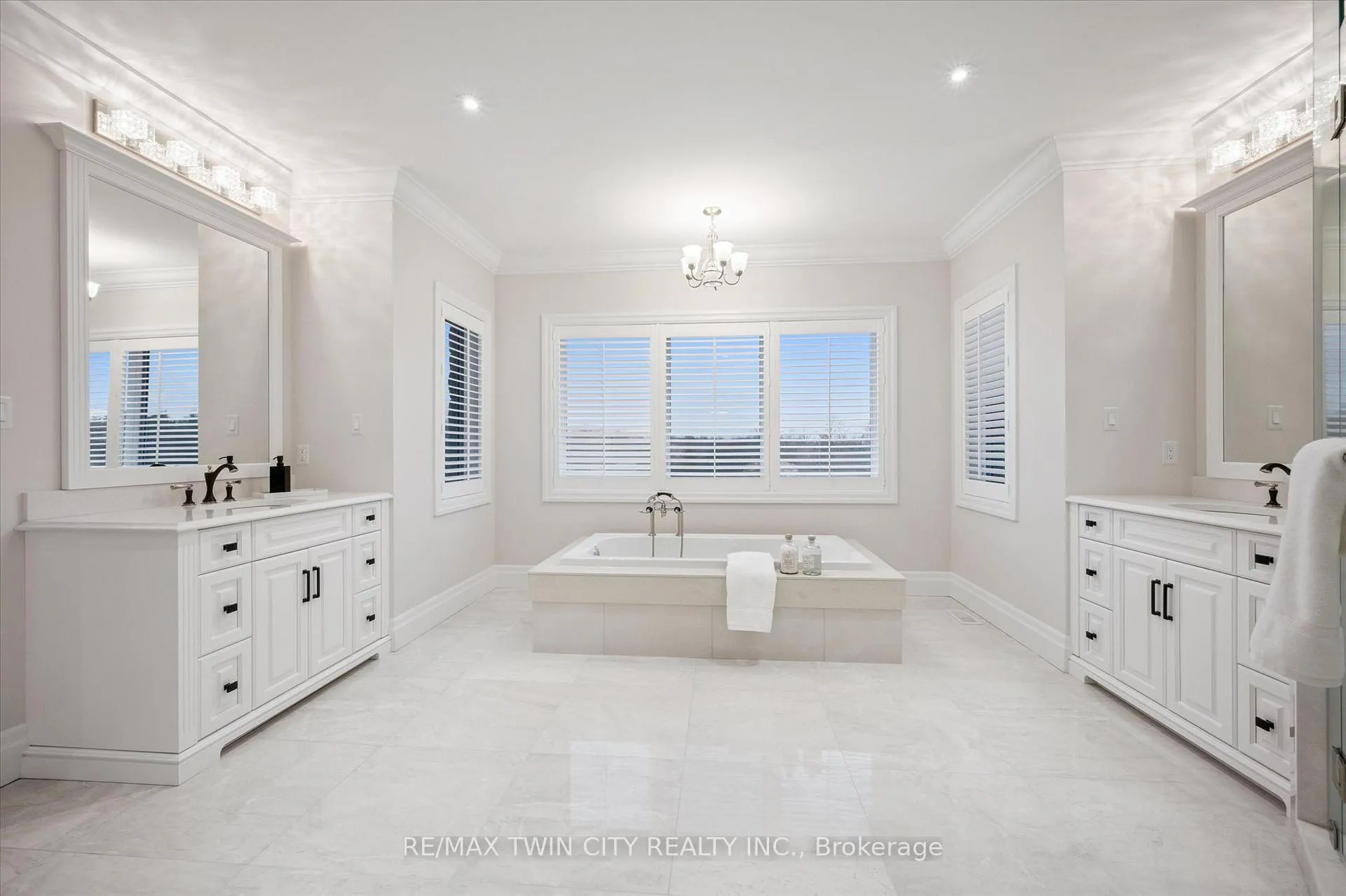 Photo 20 of 565 Manor Ridge Crescent, Waterloo — HOMEH