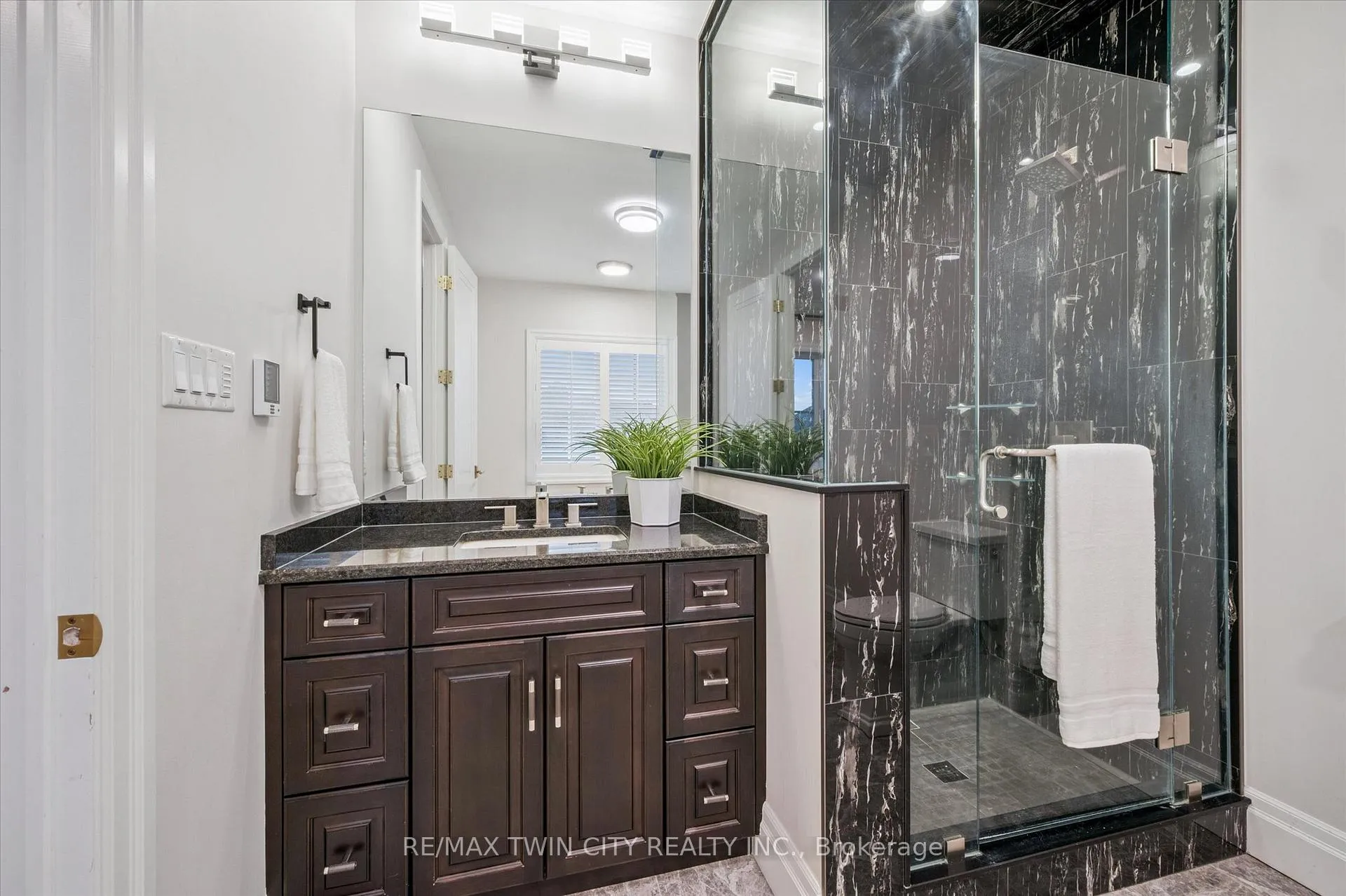 Photo 24 of 565 Manor Ridge Crescent, Waterloo — HOMEH