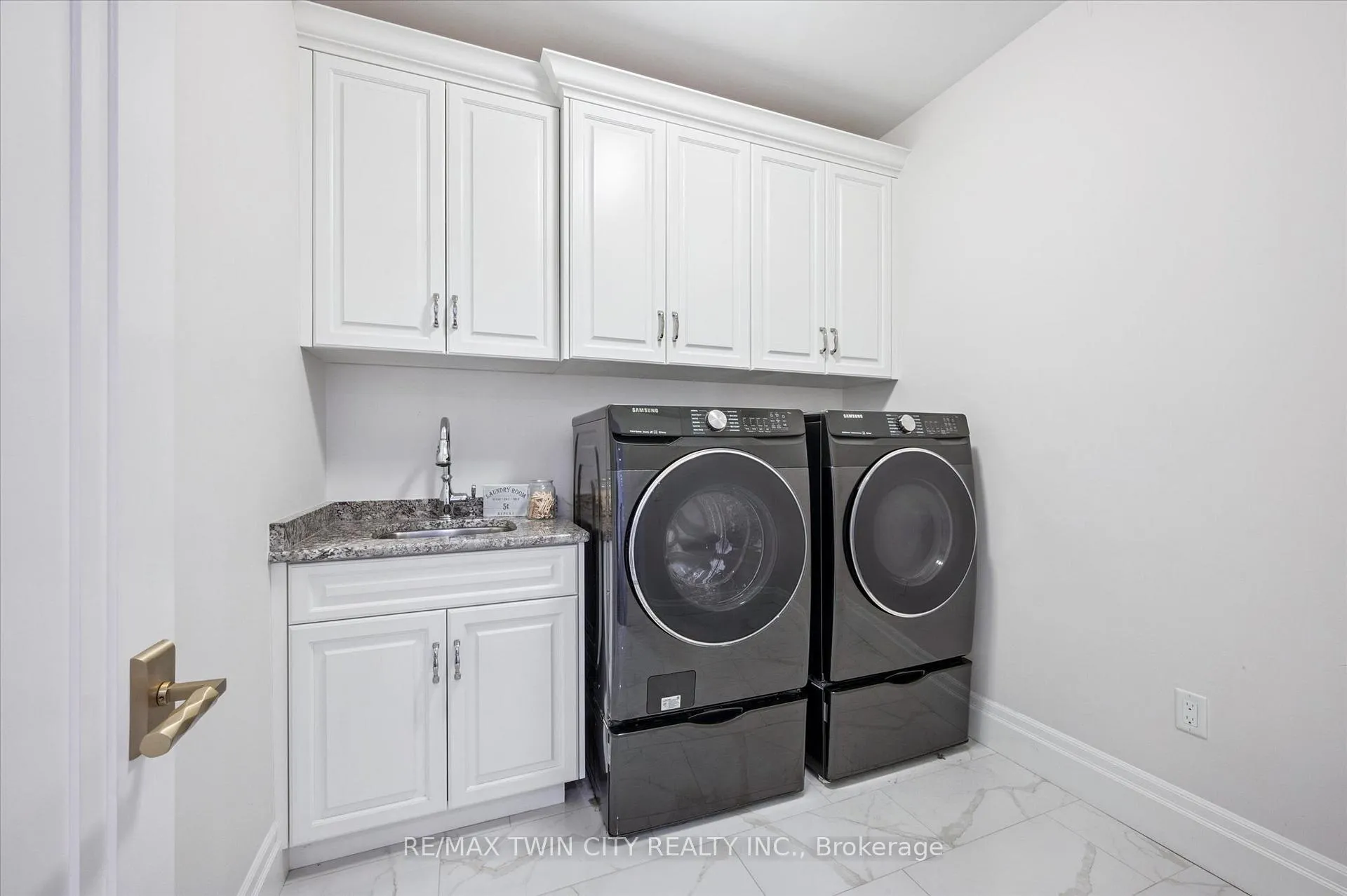 Photo 32 of 565 Manor Ridge Crescent, Waterloo — HOMEH