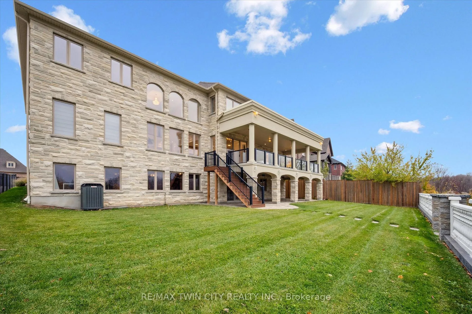 Photo 34 of 565 Manor Ridge Crescent, Waterloo — HOMEH