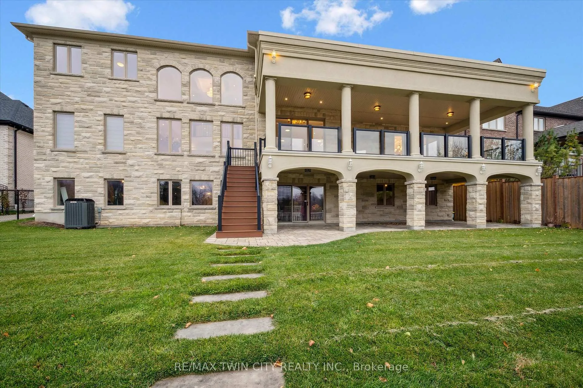 Photo 35 of 565 Manor Ridge Crescent, Waterloo — HOMEH