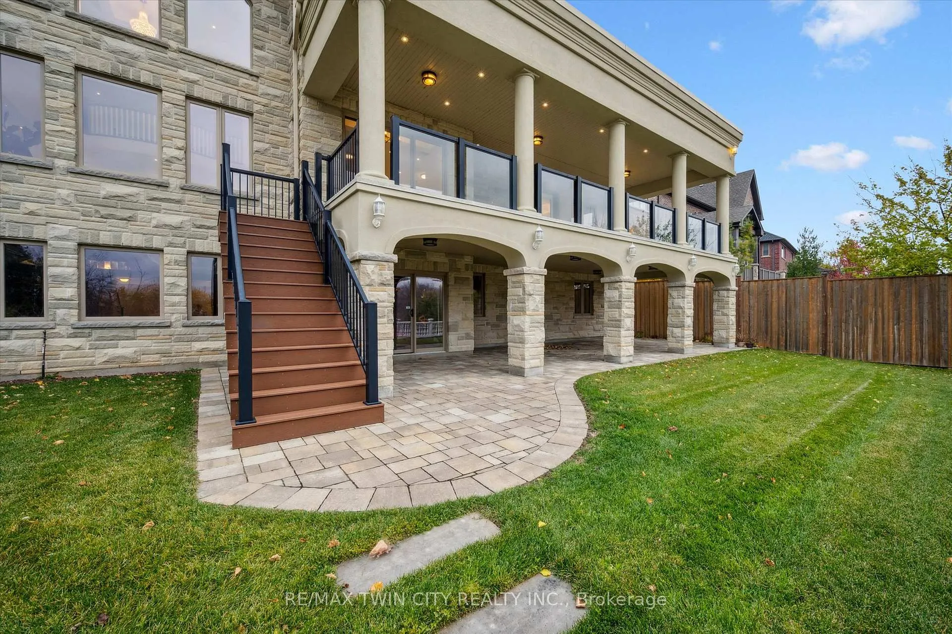 Photo 37 of 565 Manor Ridge Crescent, Waterloo — HOMEH
