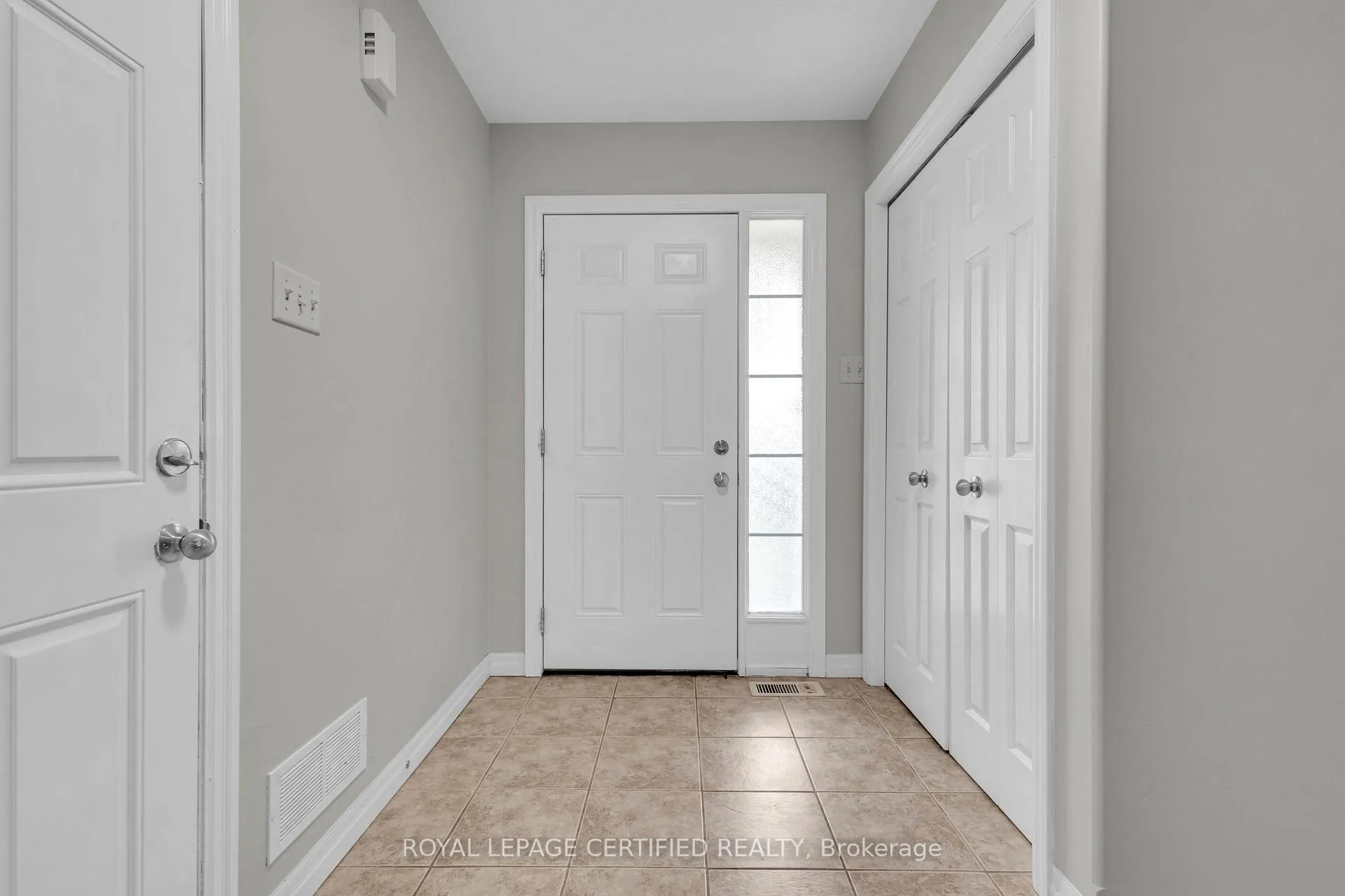 Photo 3 of 140 Windflower Drive, Kitchener, Laurentian Hills/Country Hills W — HOMEH