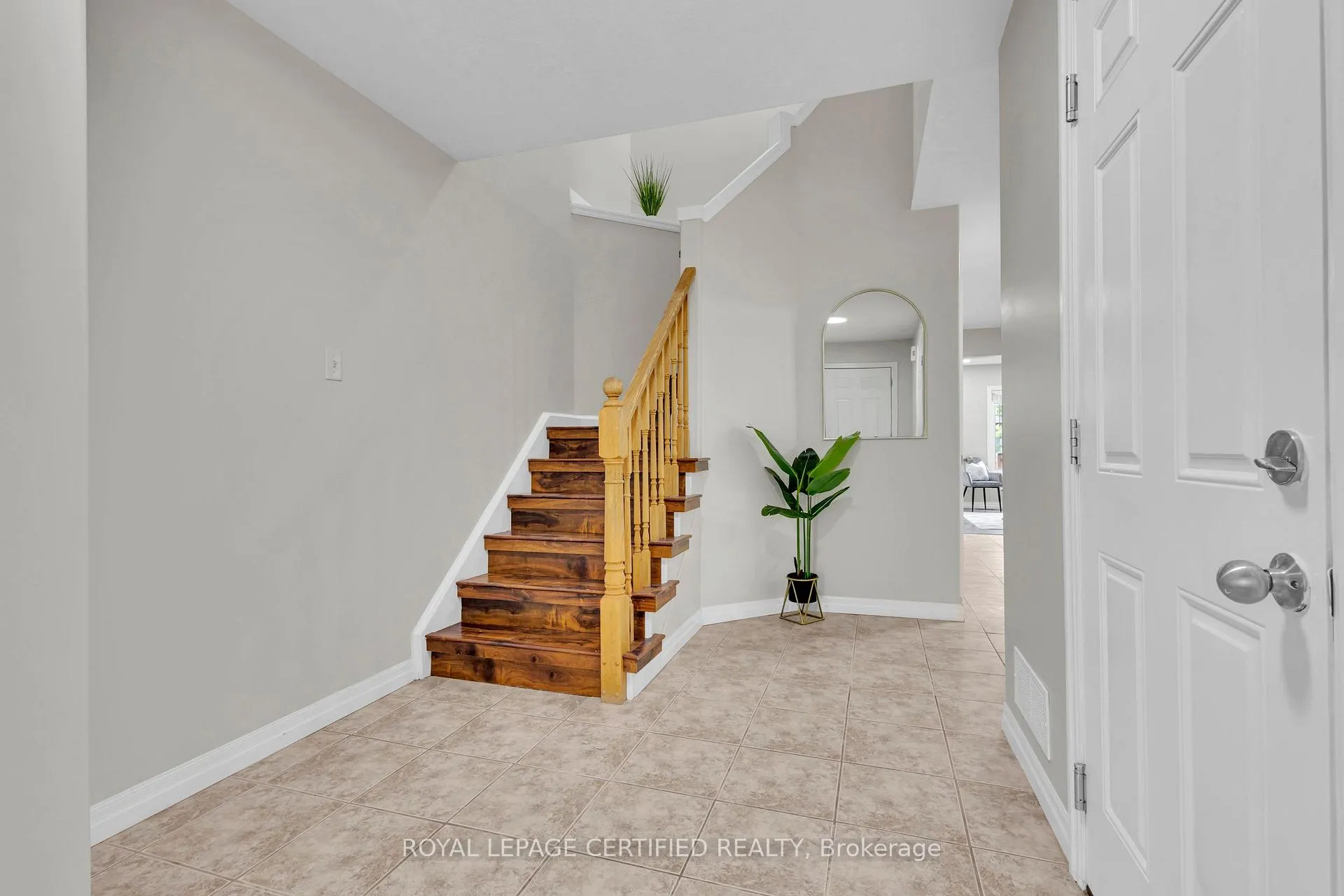 Photo 13 of 140 Windflower Drive, Kitchener, Laurentian Hills/Country Hills W — HOMEH