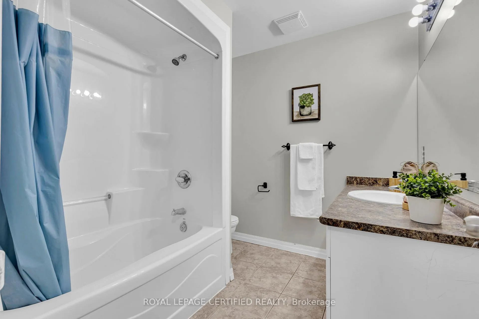 Photo 18 of 140 Windflower Drive, Kitchener, Laurentian Hills/Country Hills W — HOMEH