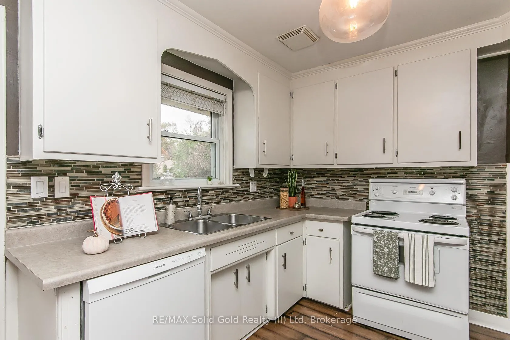 Photo 10 of 552 Courtland Avenue E, Kitchener — HOMEH