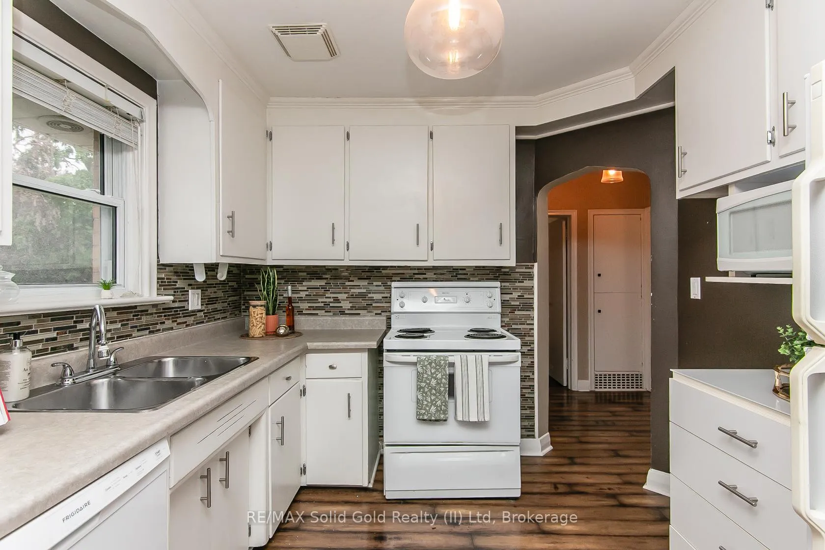Photo 11 of 552 Courtland Avenue E, Kitchener — HOMEH