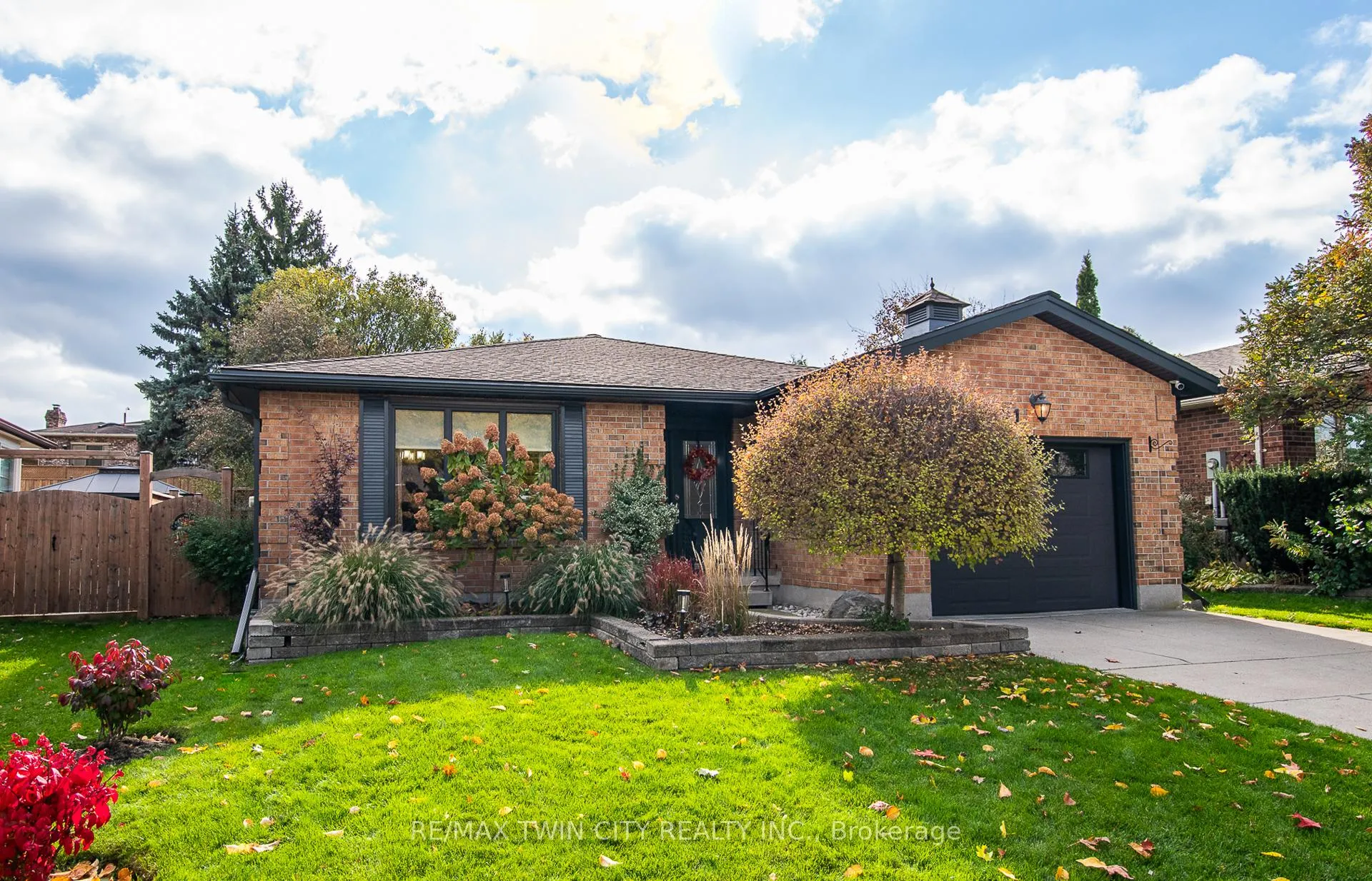 Photo 2 of 491 Appledale Crescent, Waterloo — HOMEH