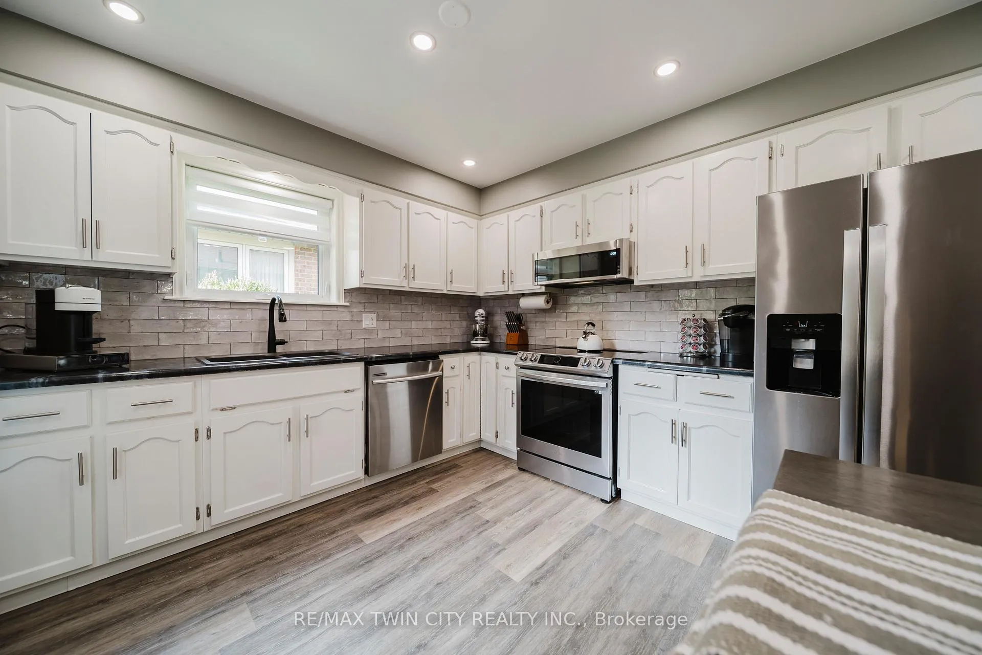Photo 10 of 491 Appledale Crescent, Waterloo — HOMEH
