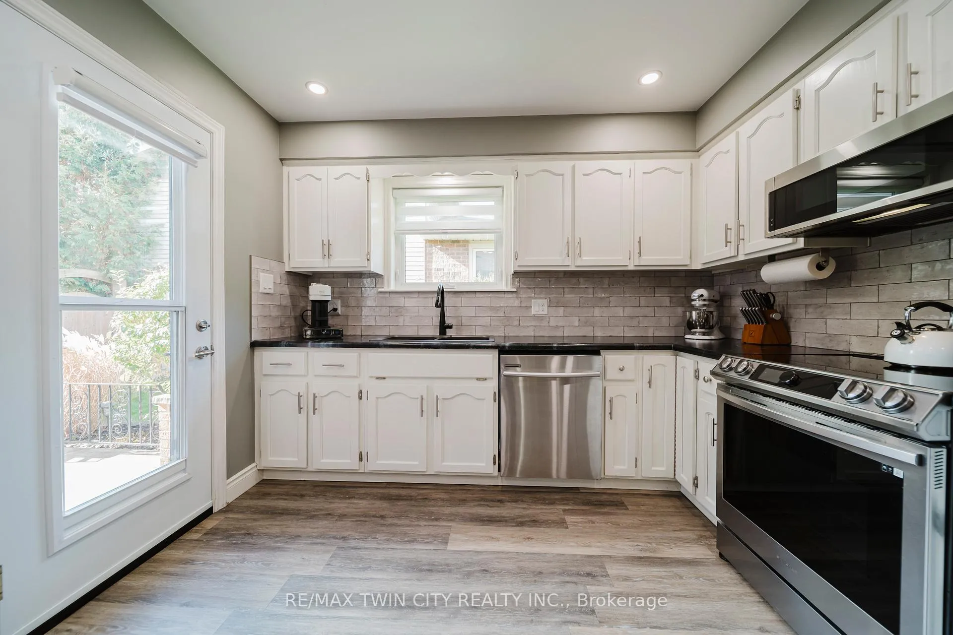 Photo 11 of 491 Appledale Crescent, Waterloo — HOMEH