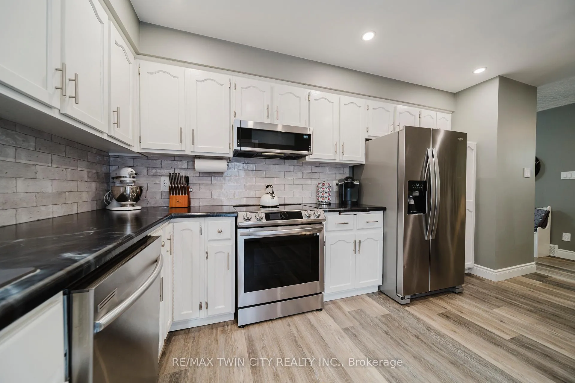 Photo 12 of 491 Appledale Crescent, Waterloo — HOMEH